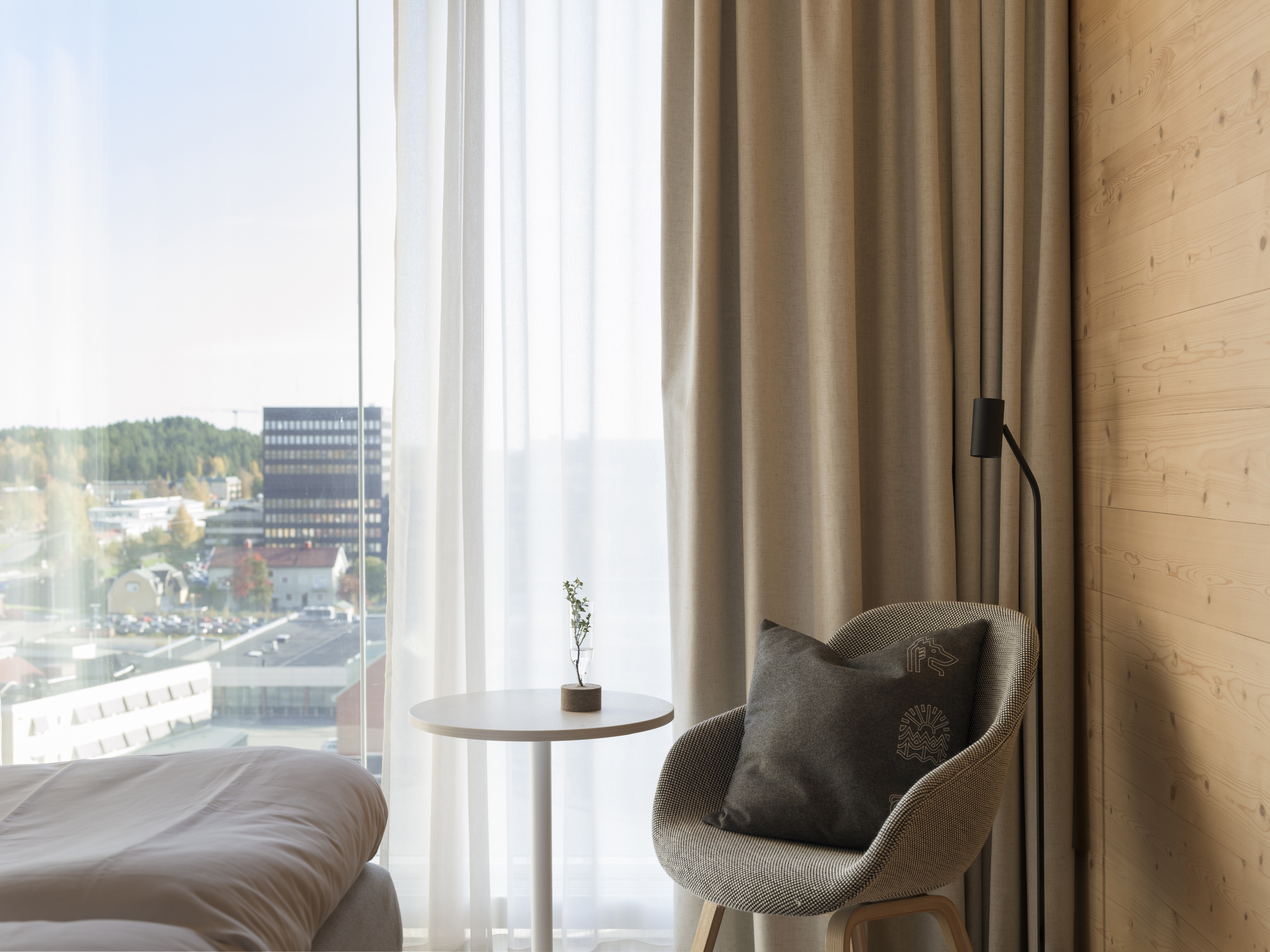 Grått badrum med handfat, spegel och toalett