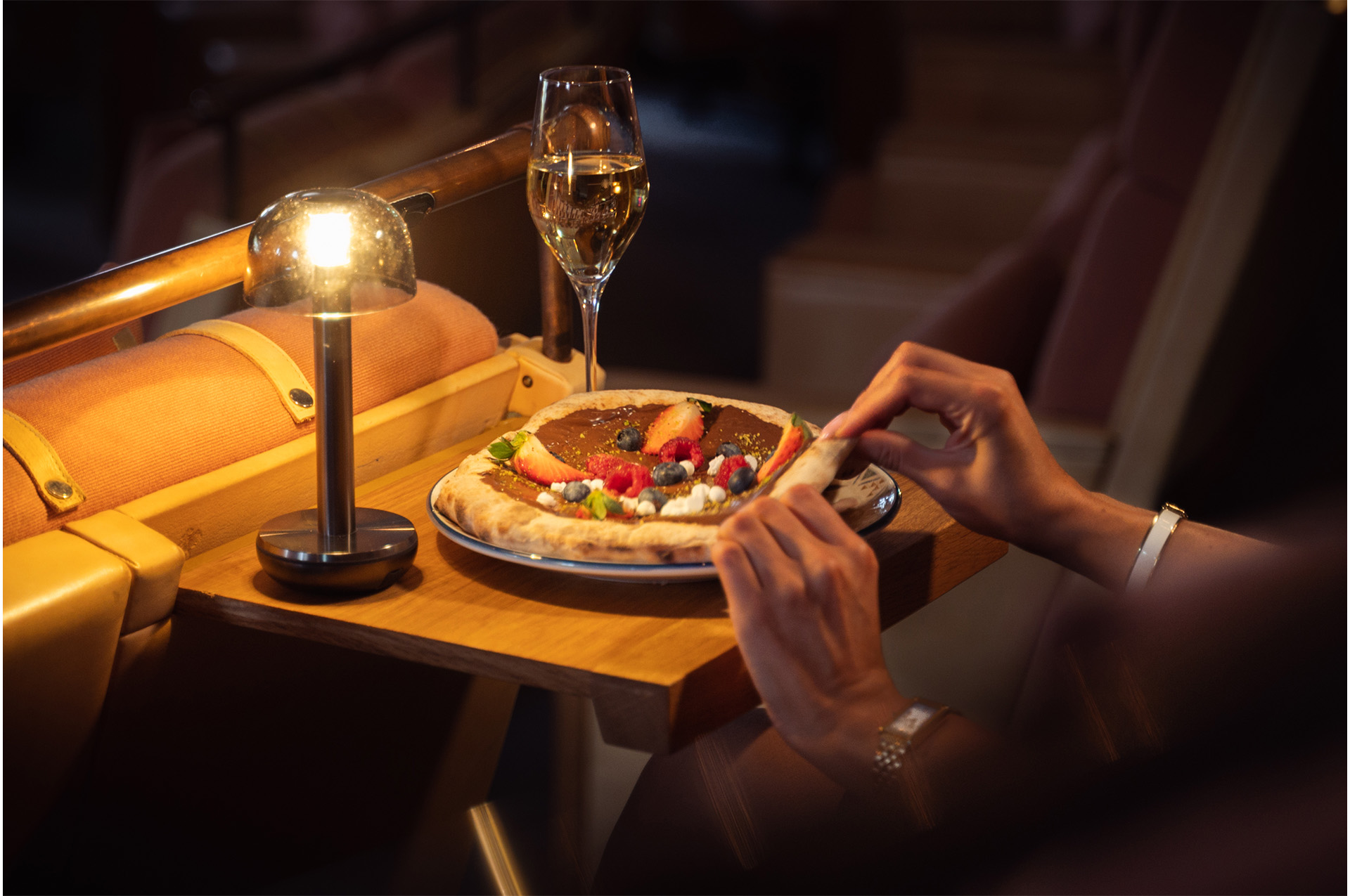 Nougatpizza och ett glas mousserande i en biosalong