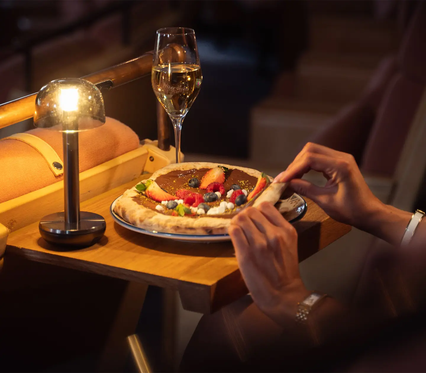 Nougatpizza och ett glas mousserande i en biosalong