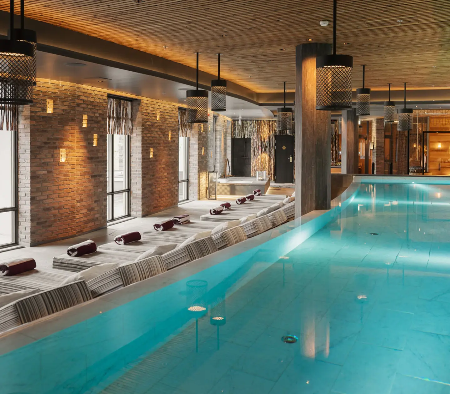 Pool och solsängar