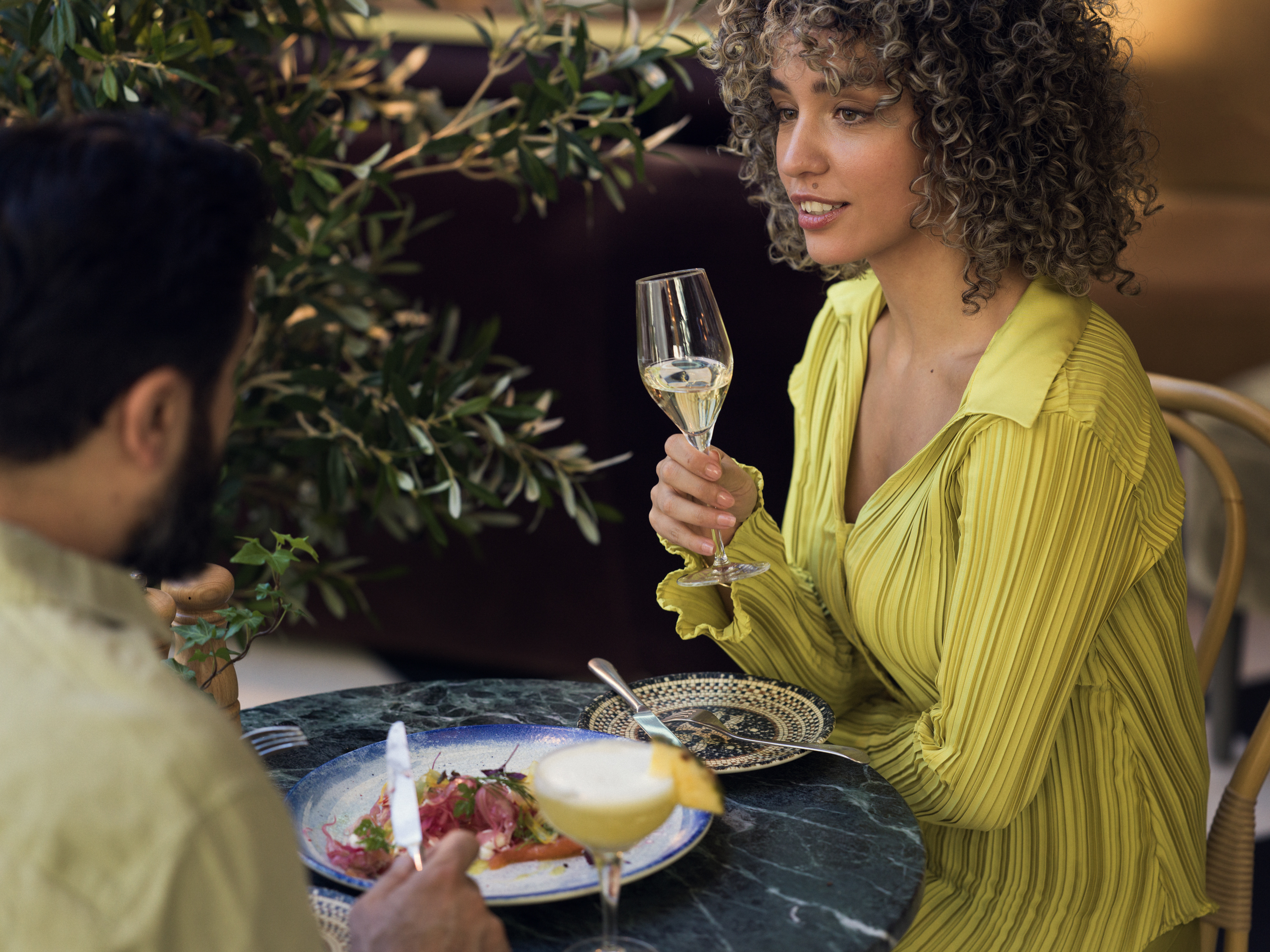 Par äter middag och skålar