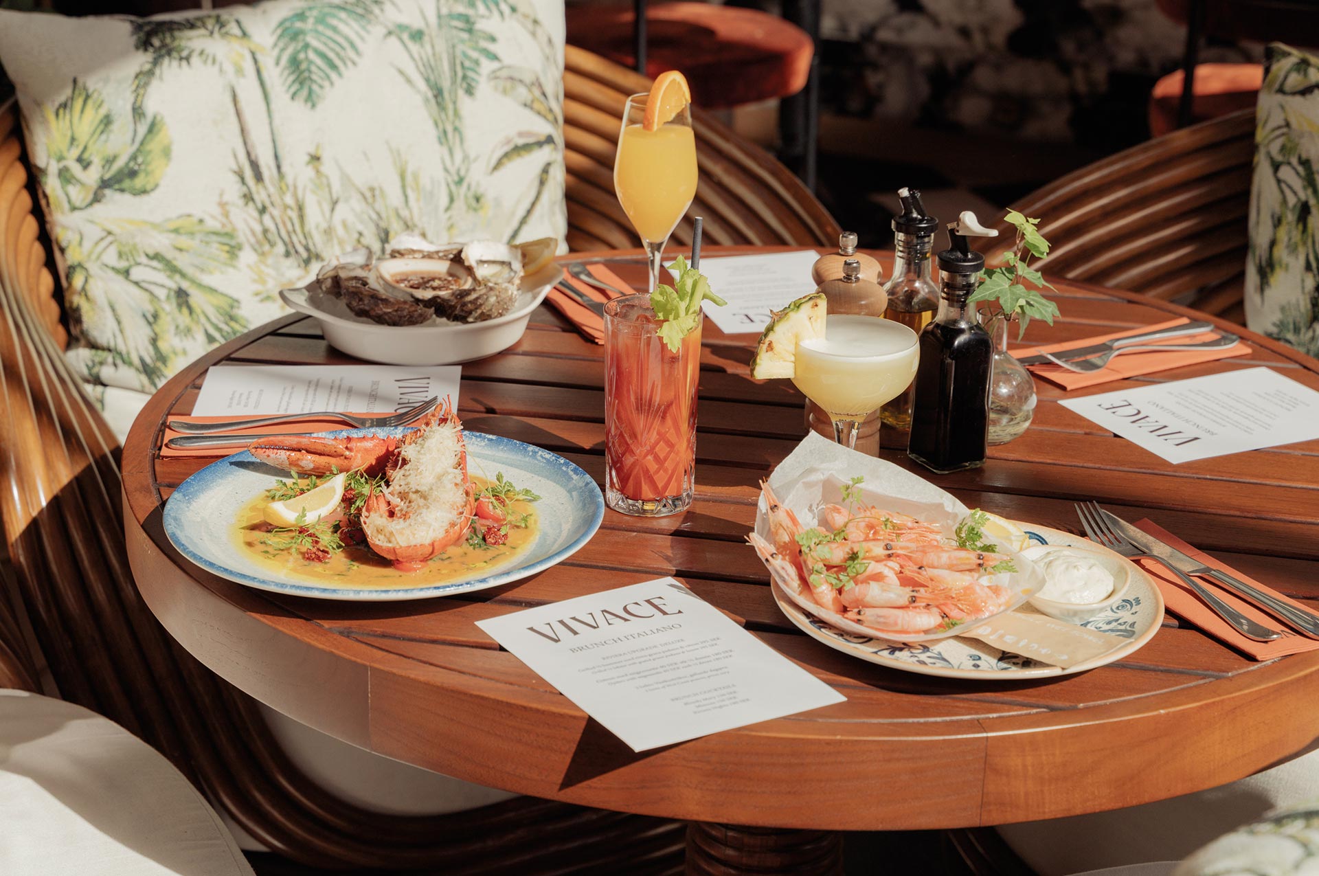 Ett bord dukat för brunch