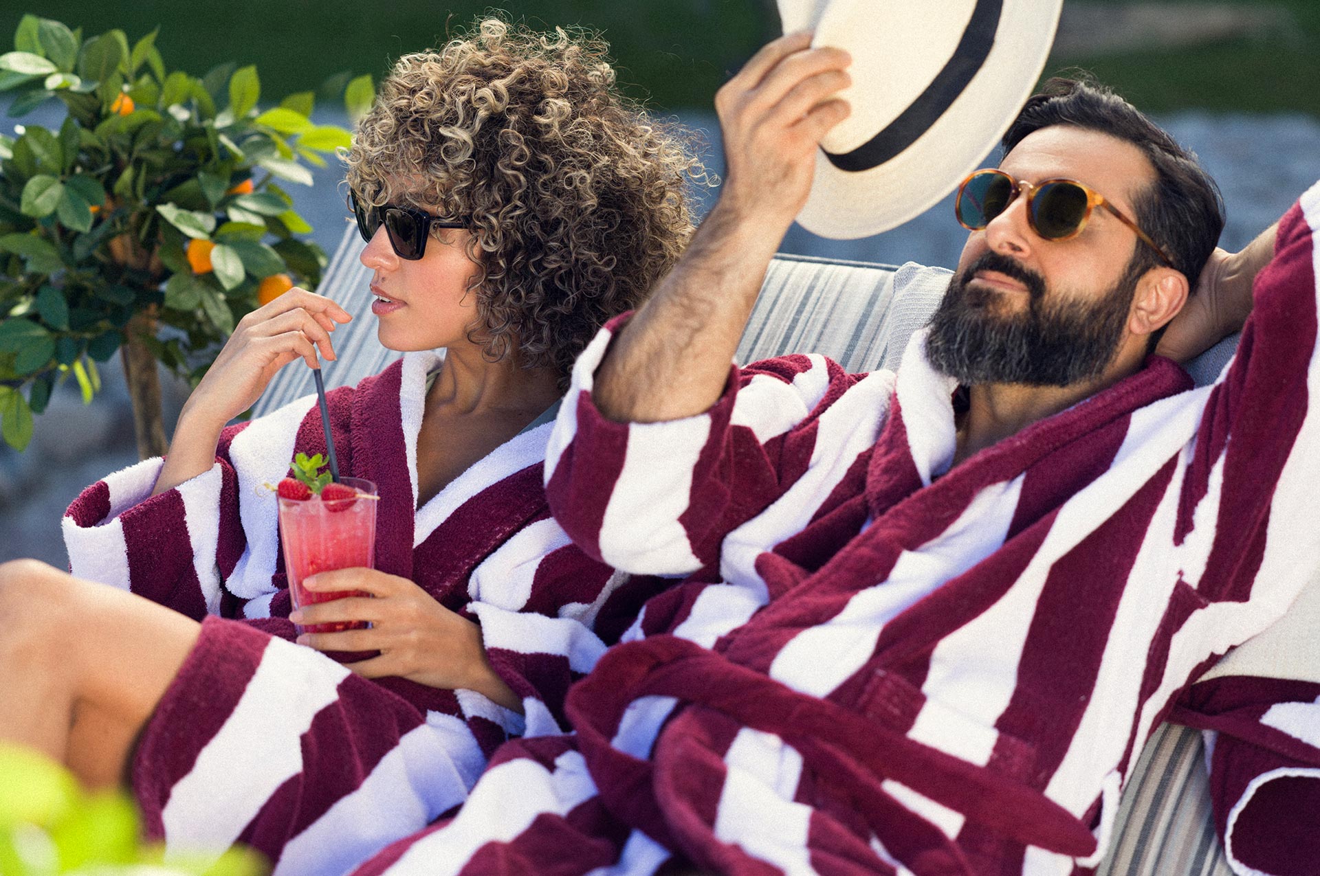 Ett par som solar i morgonrockar