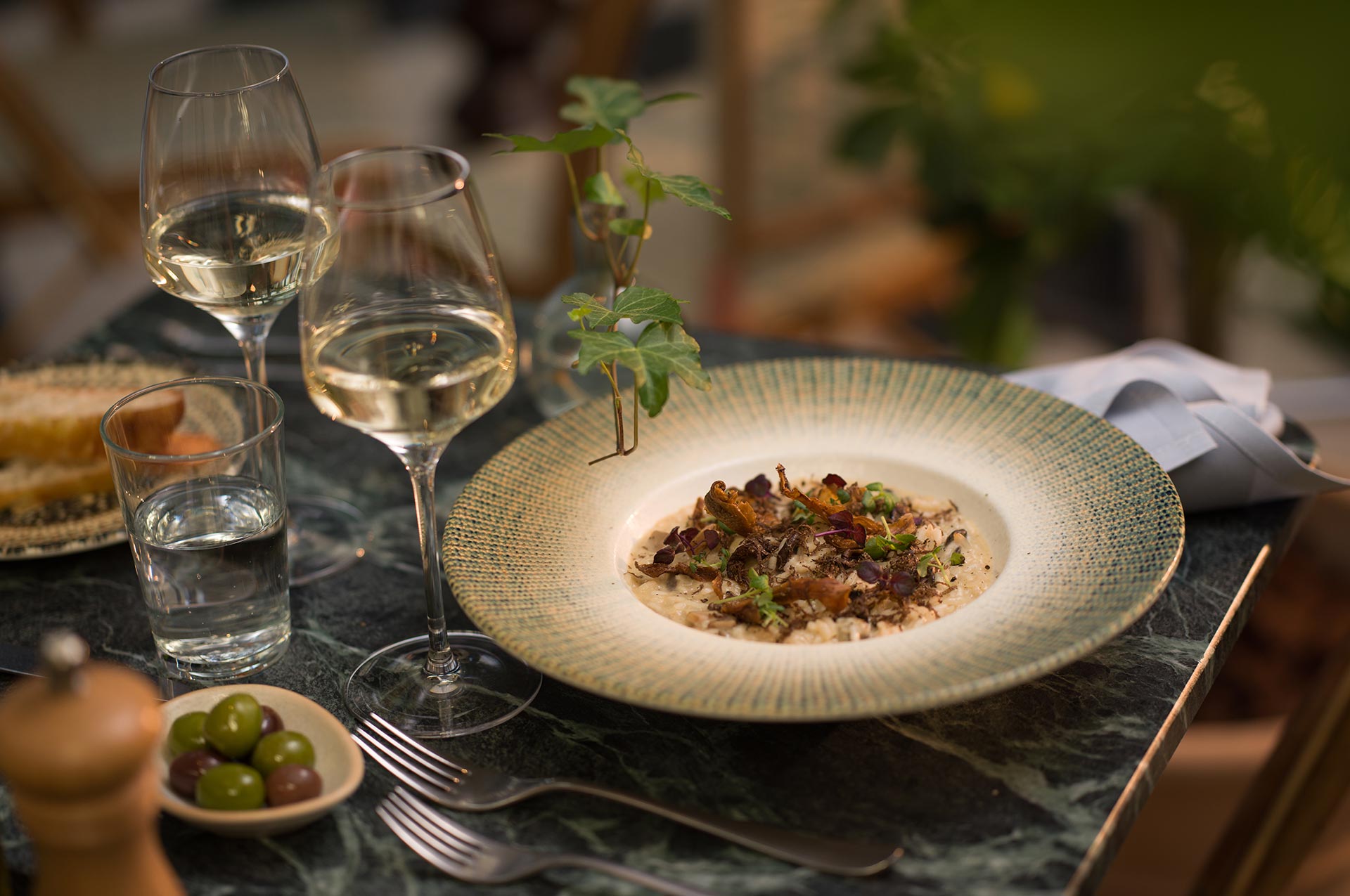 En härlig maträtt på ett vackert dukat bord