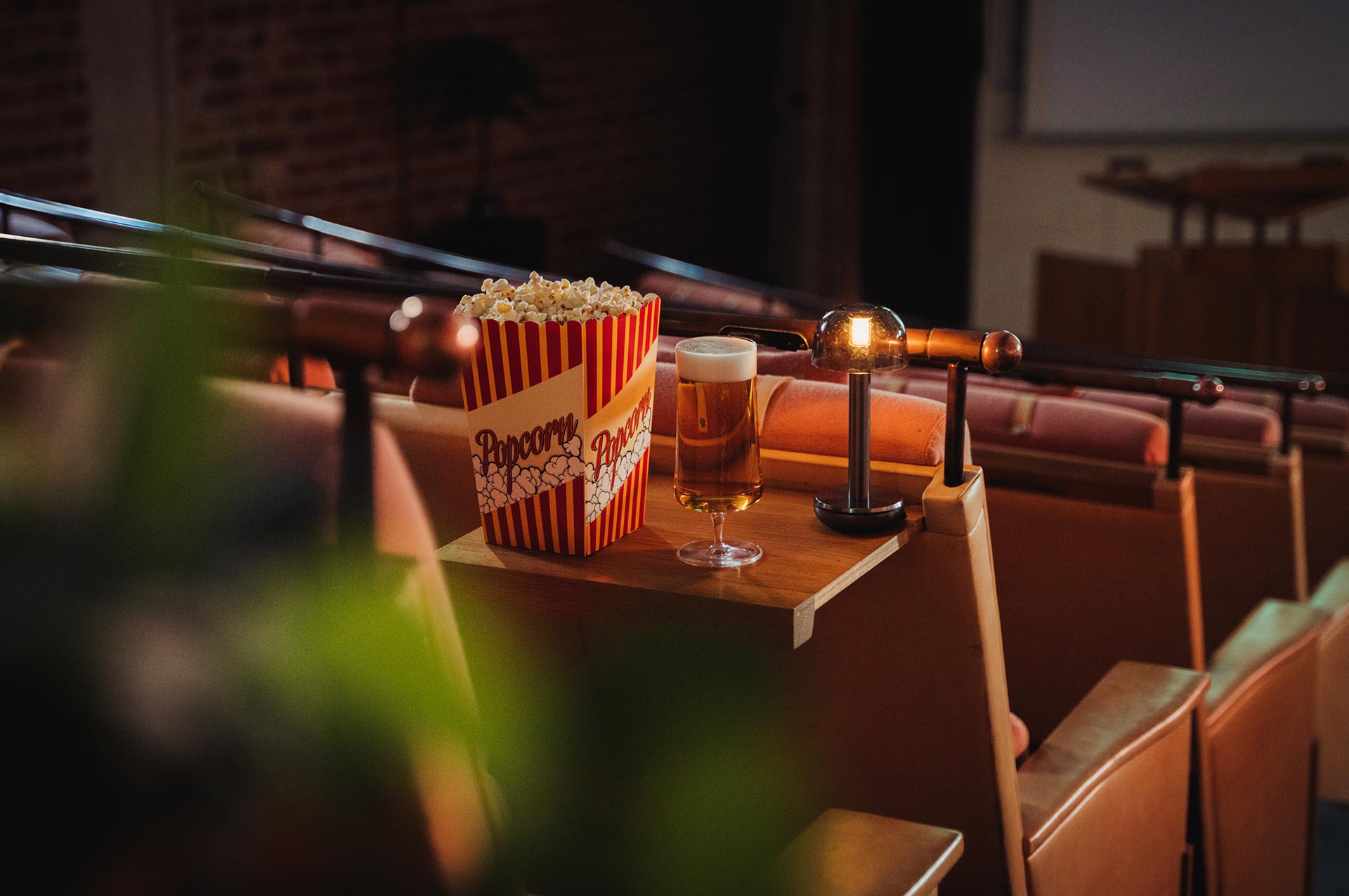 Popcorn och ett ölglas i en biosalong