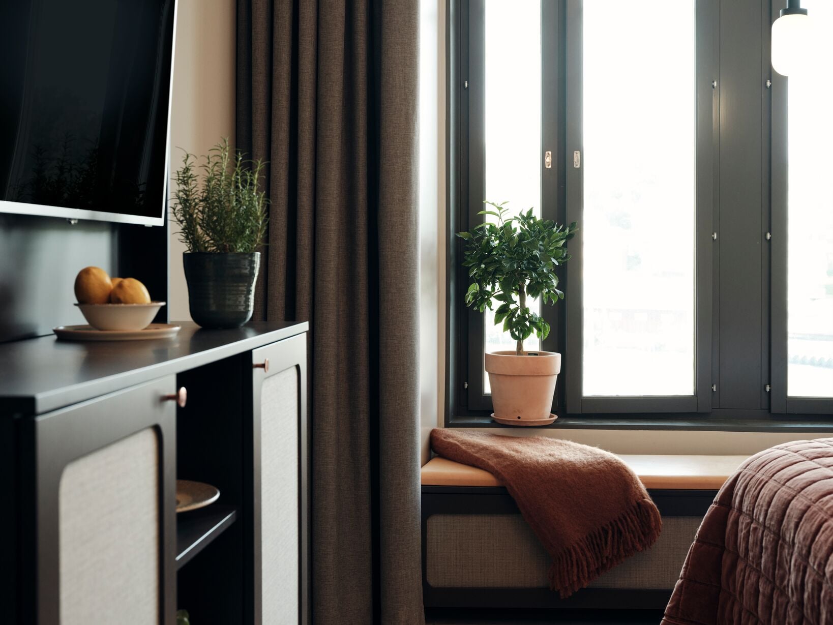 Mysigt hotellrum med fönsternisch och tv