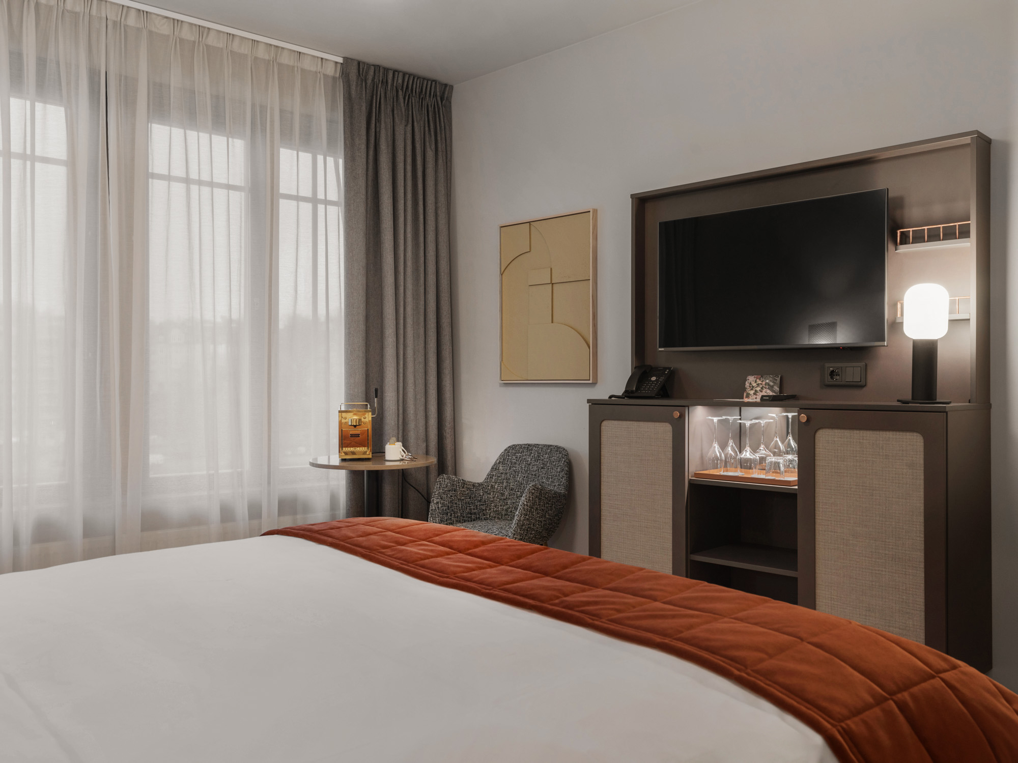 Mysigt hotellrum med tv och stort fönster