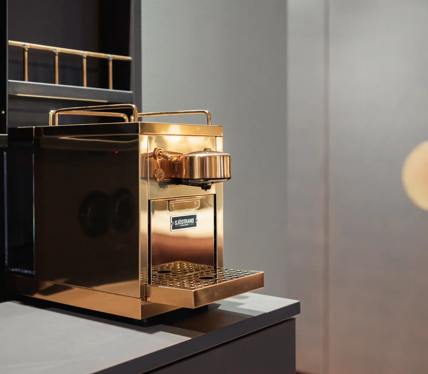 Guldig espressomaskin och garderob