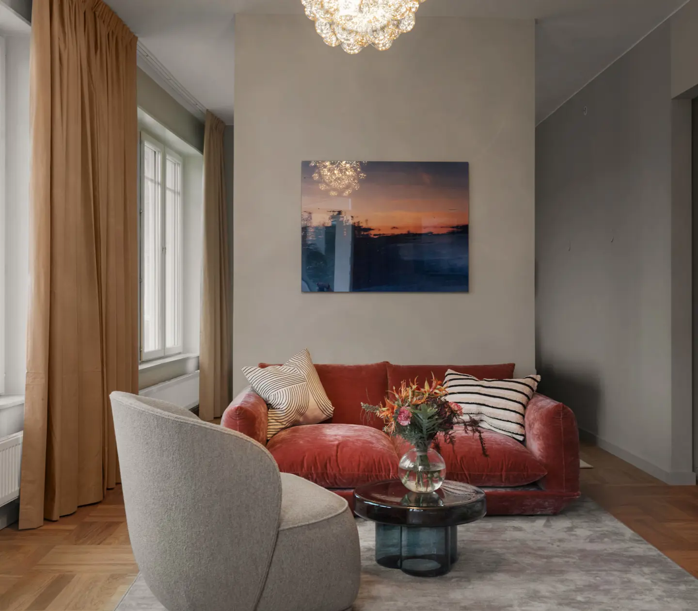 Mysig svit med rosa soffa, blombukett och fönster