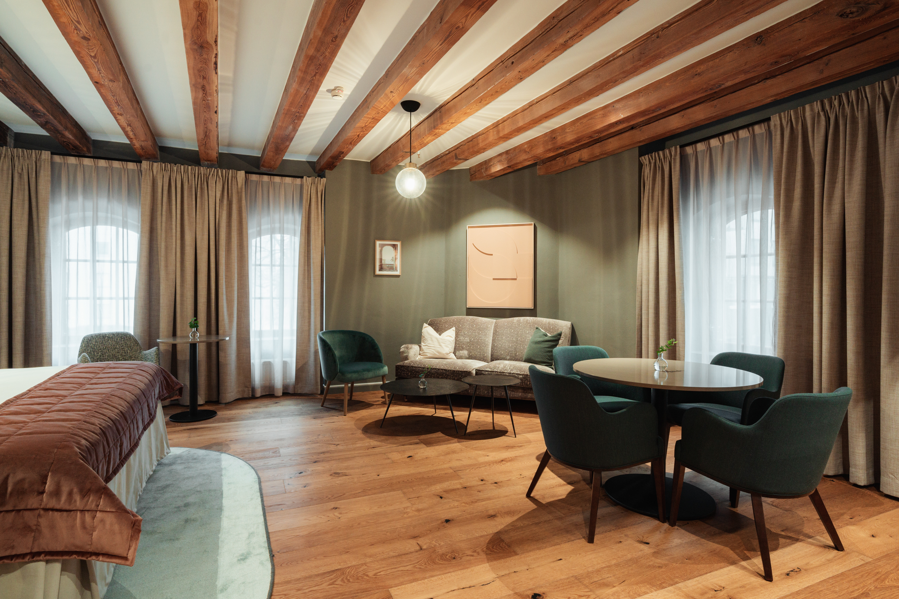 Cozy suite with dining area, sofa area and wooden beams in the ceiling