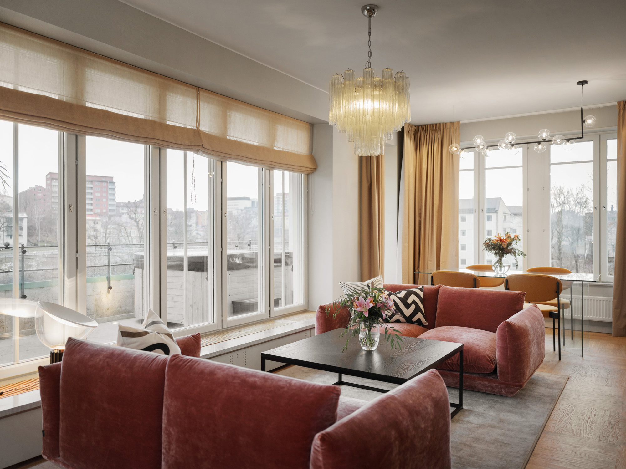 Cozy suite with sofa group, dining group and windows along the walls