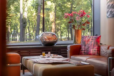 Hotel breakfast in a cozy seating group with view of a park outside