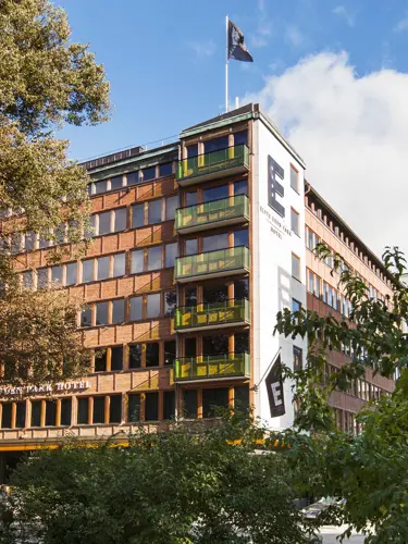 Fasaden av Elite Eden Park Hotel med grönska framför