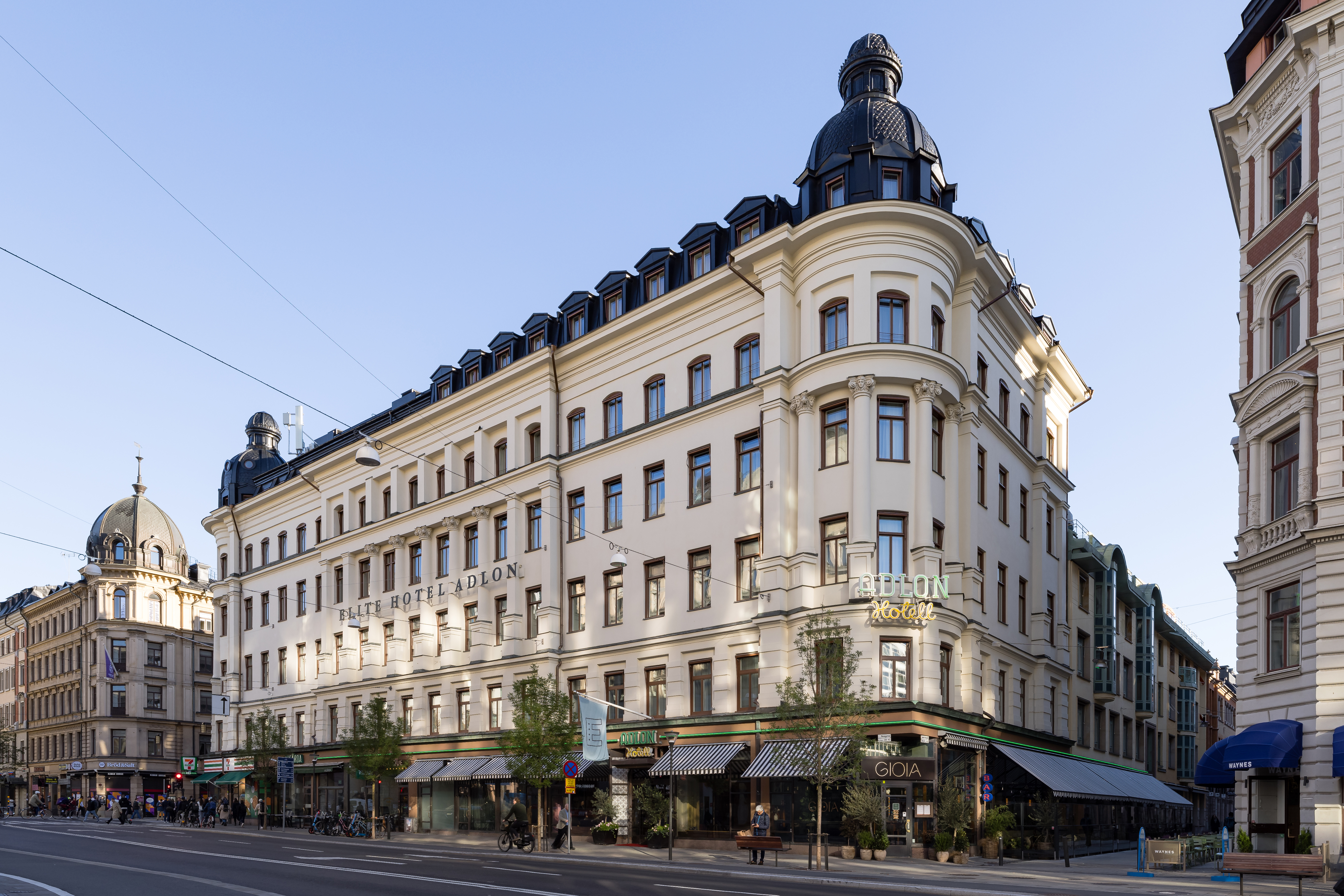 The facade of the Elite Hotel Adlon