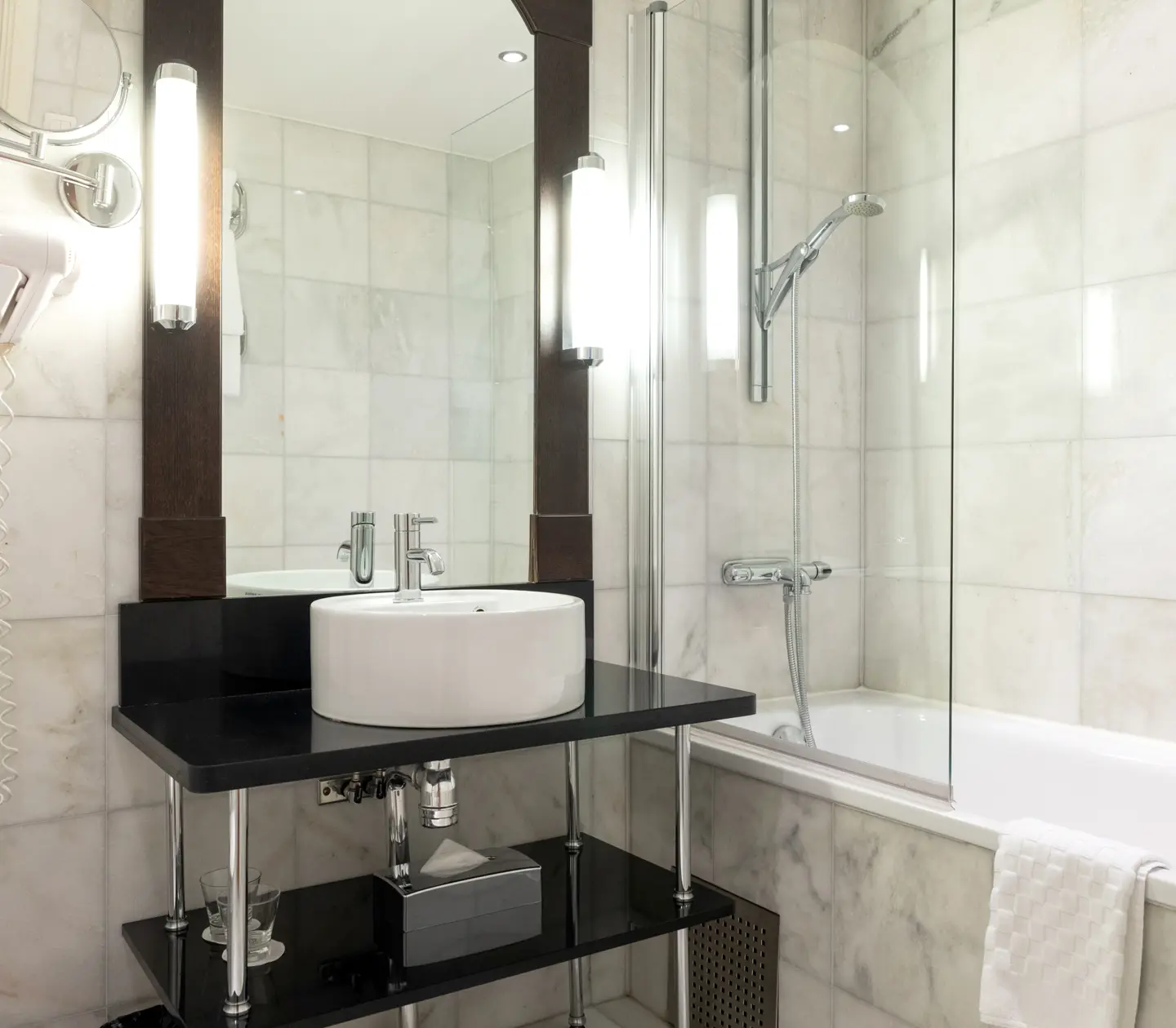 Bright bathroom with bathtub, sink and mirror