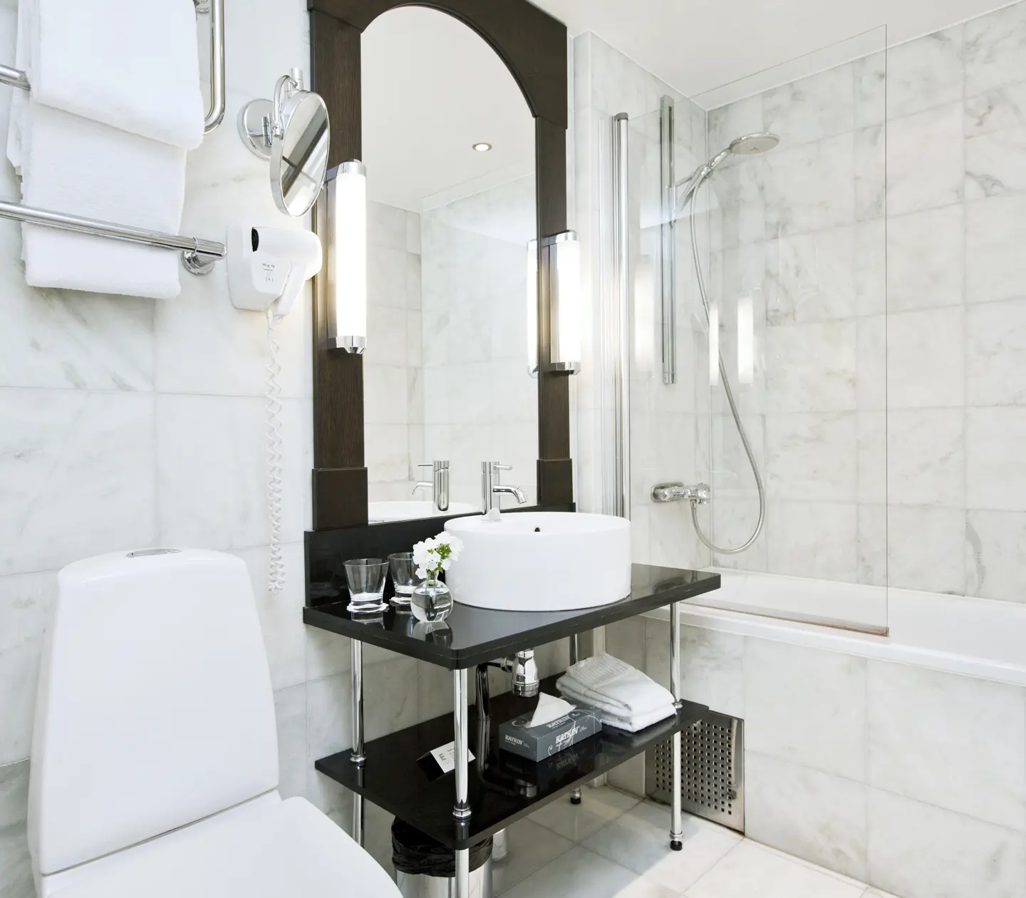Bright bathroom with bathtub, sink and toilet