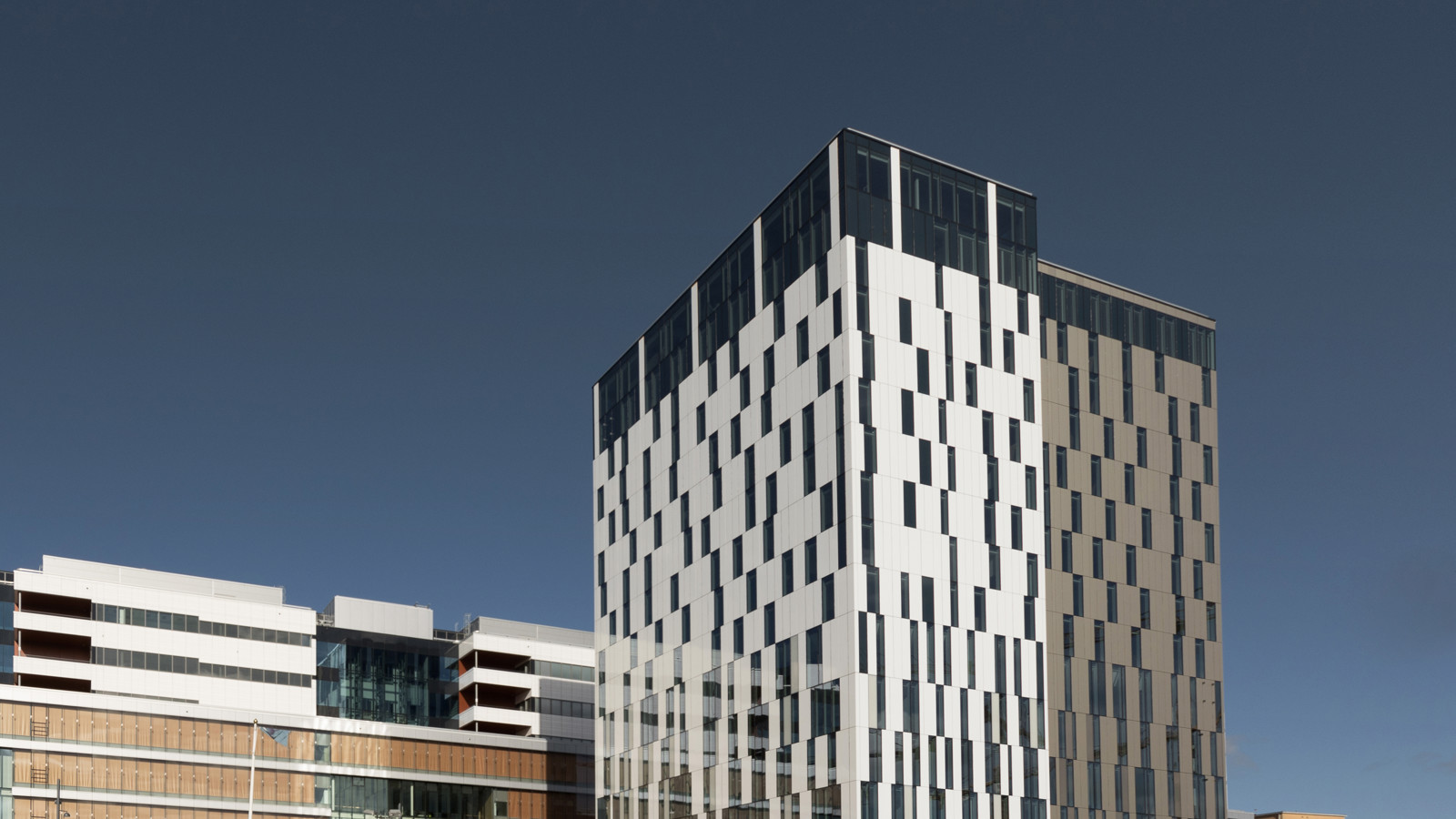 Den svartvita höga fasaden av Elite Hotel Carolina Tower i Stockholm