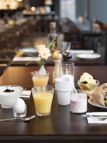 Frukost serverad på bord