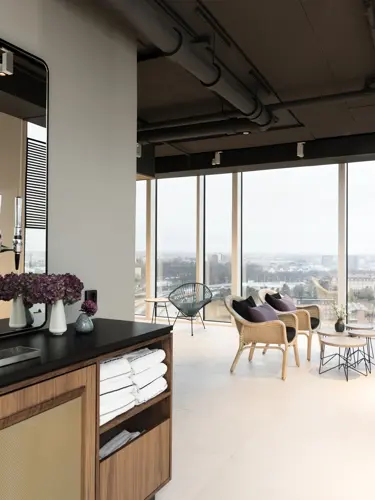 Takvåning med loungemöbler och utsikt över Solna