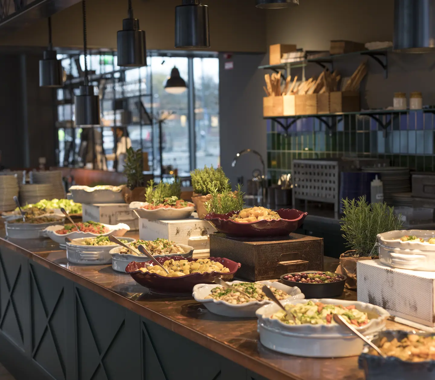 Restaurangmiljö med buffébord med vegetarisk mat