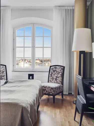 Hotellrum med havsutsikt, skrivbord och fåtölj