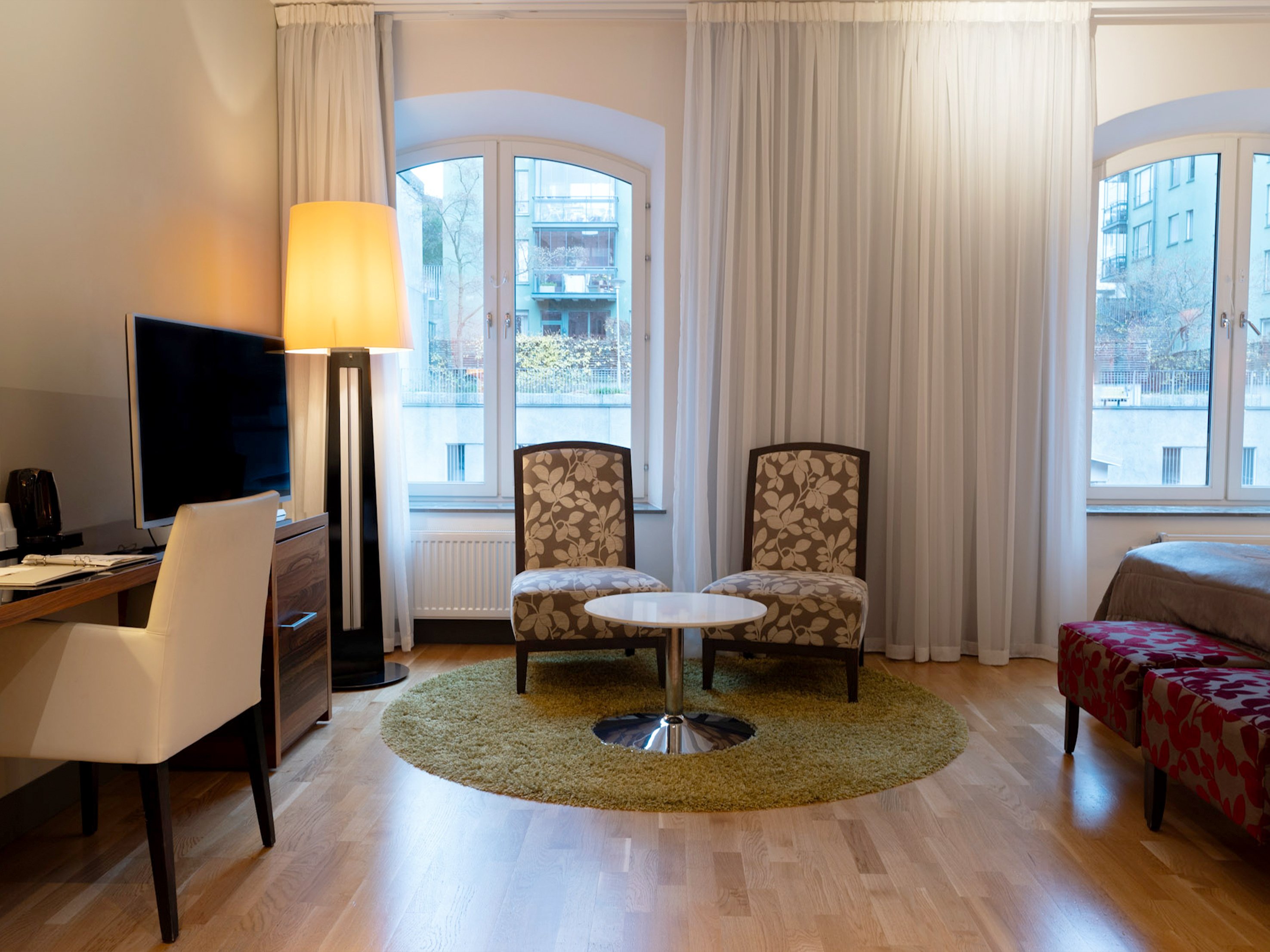 Stolar och skrivbord i ett deluxerum