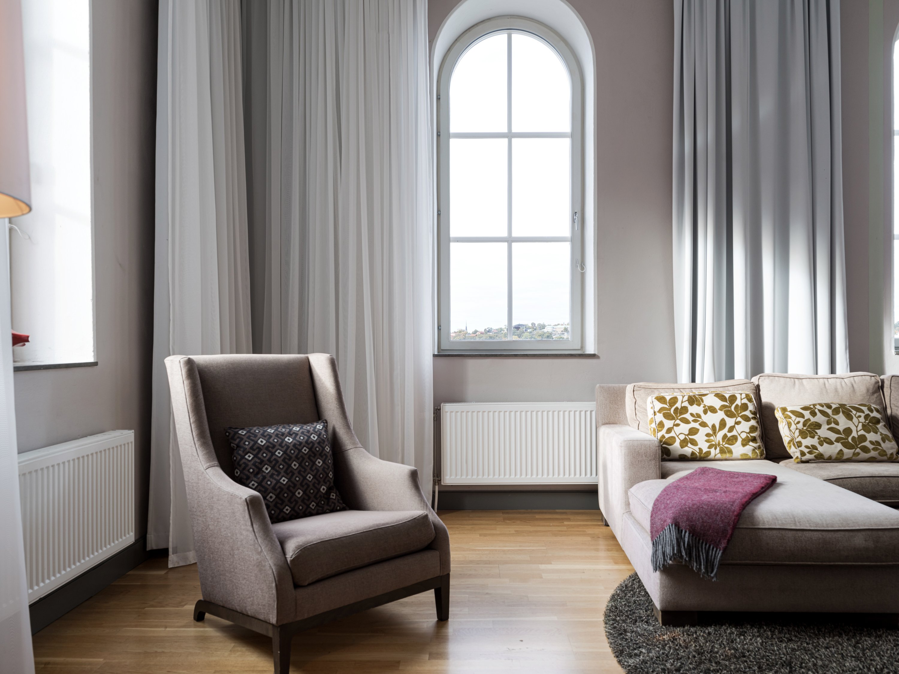 Fönster och fåtölj i ett hotellrum