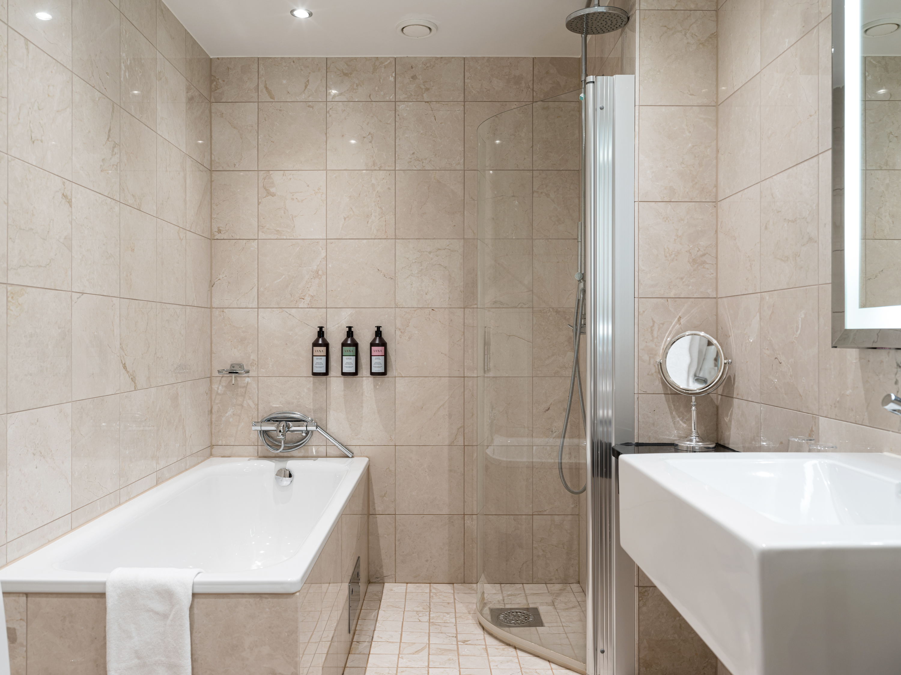 Badrum med badkar och handfat