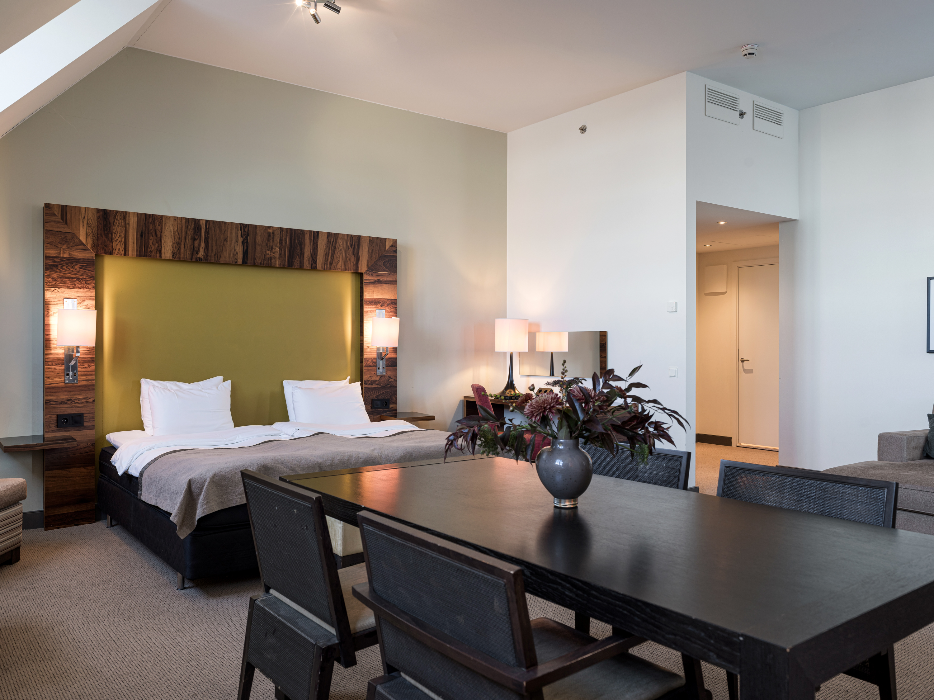 Hotellrum med säng och matsal