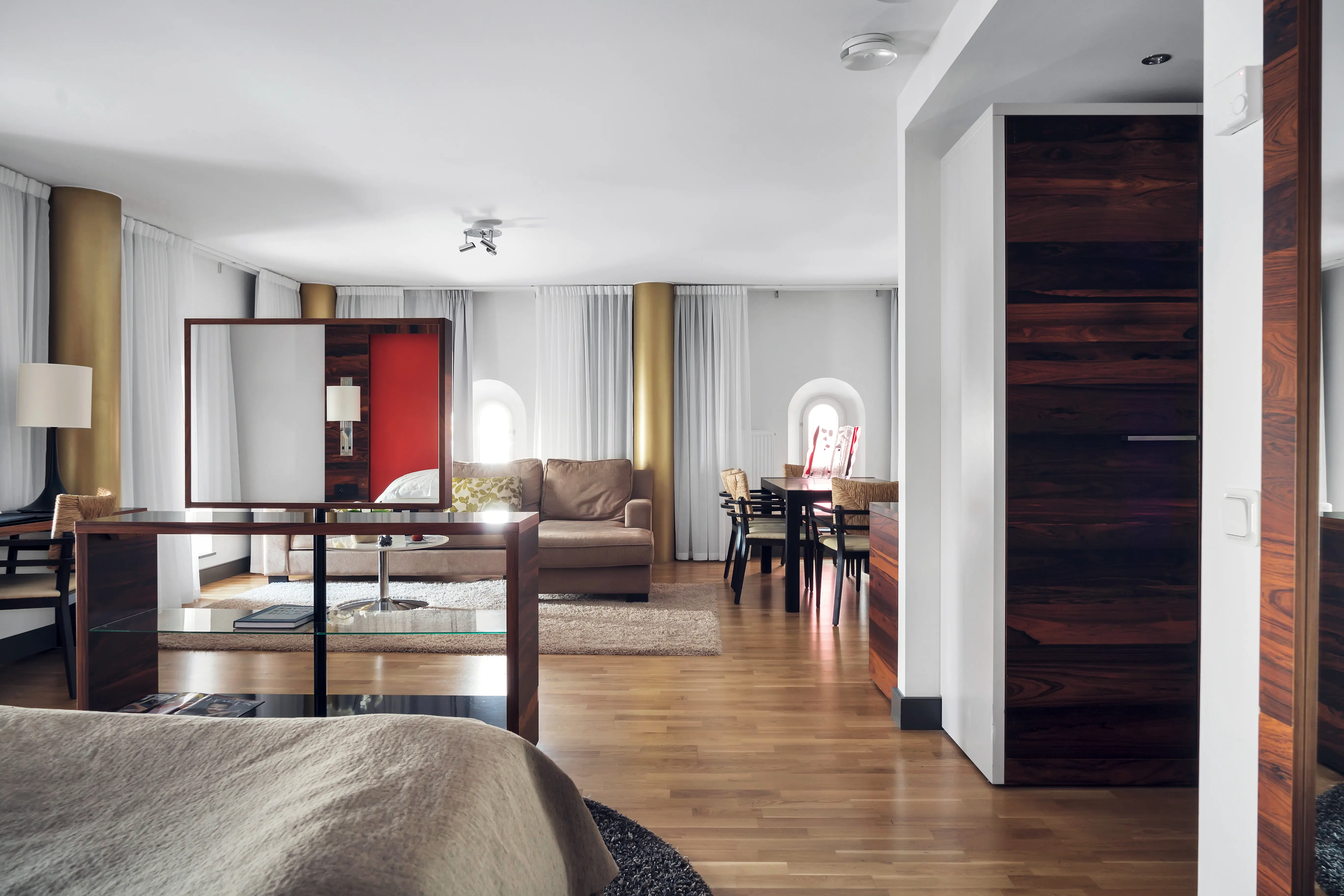 Bright suite with sofa group, dining group and TV