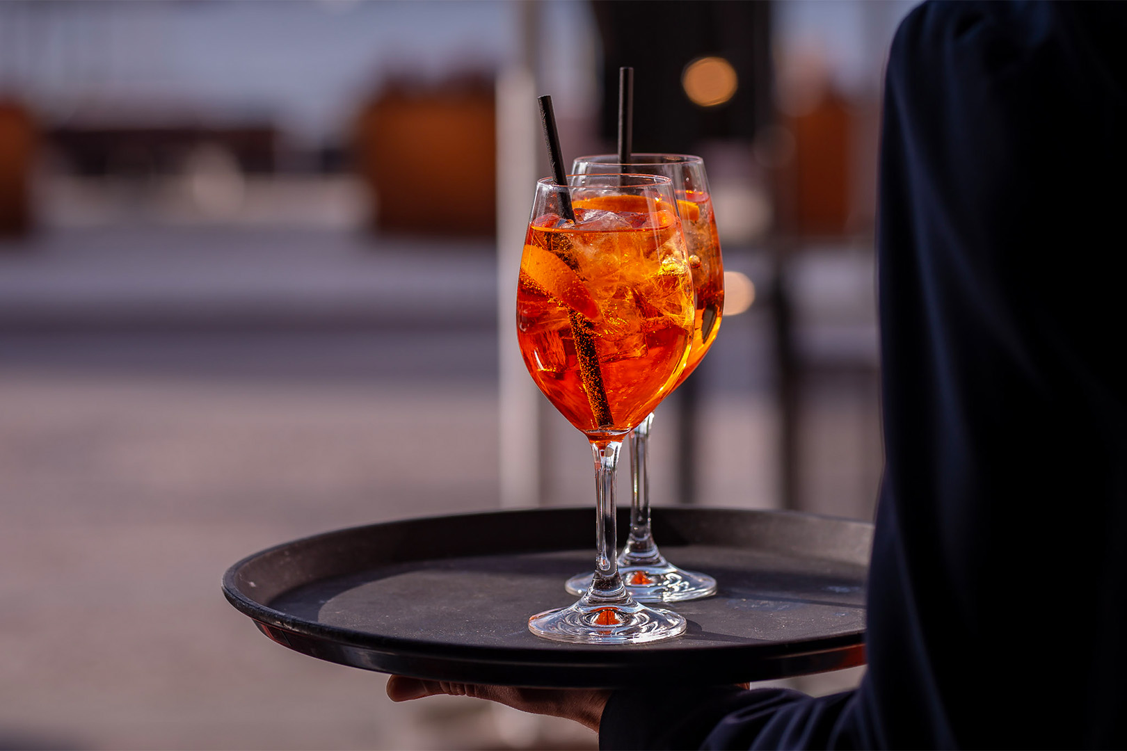 Två glas Aperol Spritz på en bricka utomhus