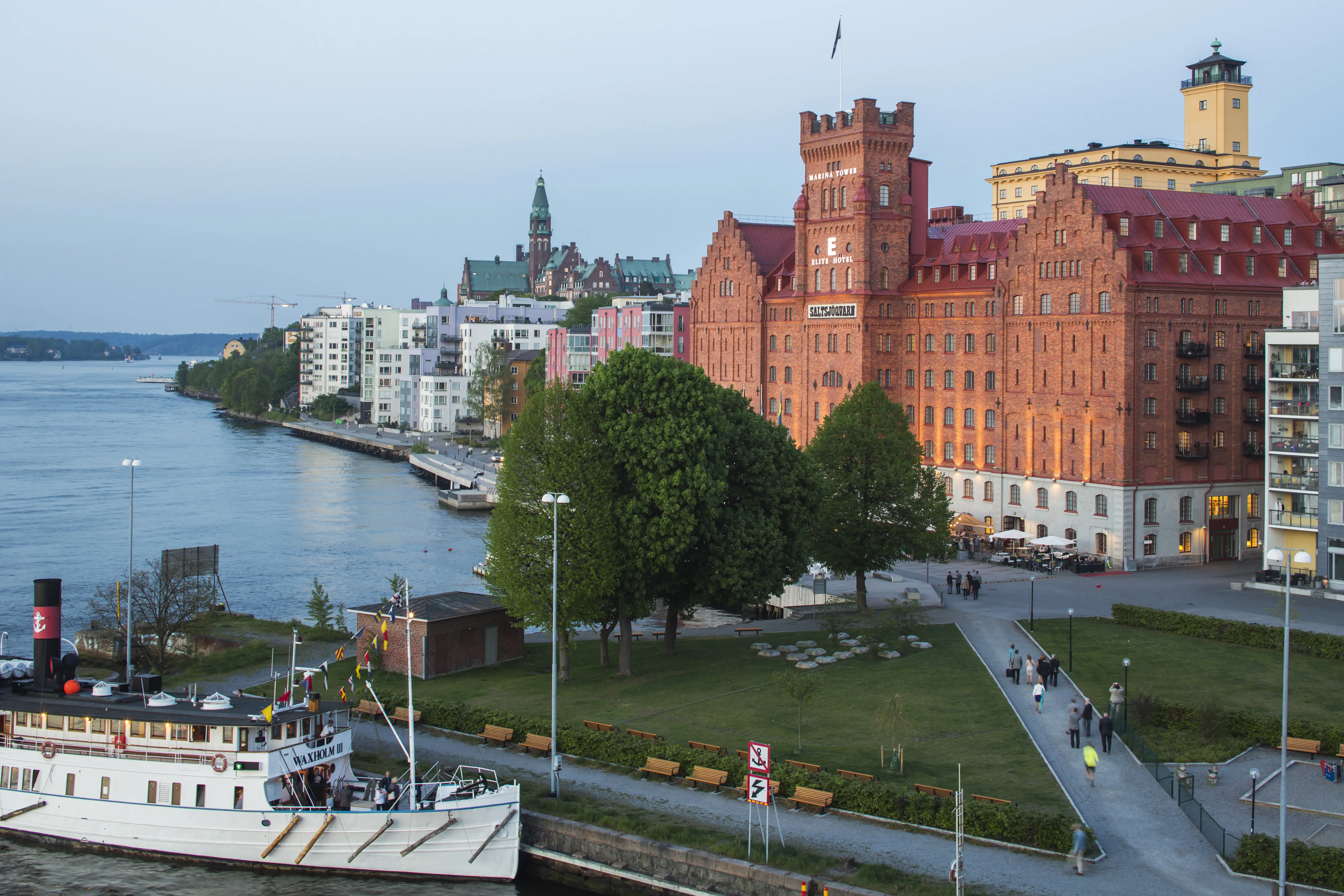 Två kvinnor med resväska på väg att checka in på Elite Hotel Marina Tower i Stockholm