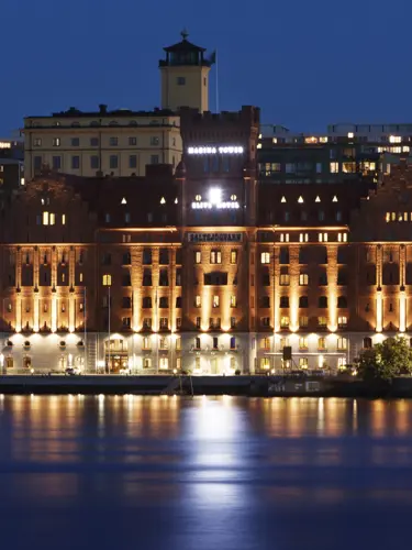 Night view of the facade at the Elite Hotel Marina Tower