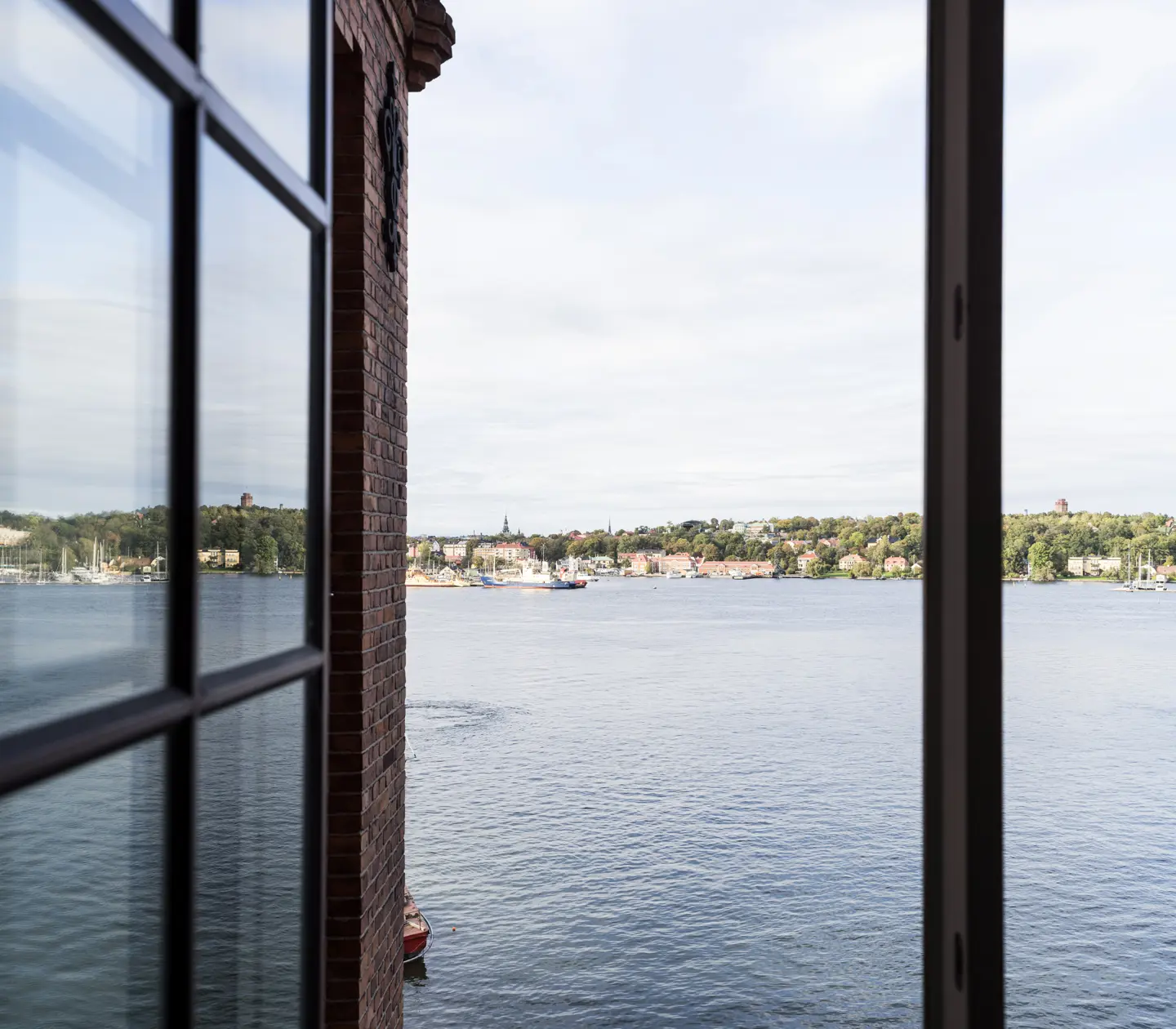 Utsikt mot vattnet från Elite Hotel Marina Tower i Stockholm