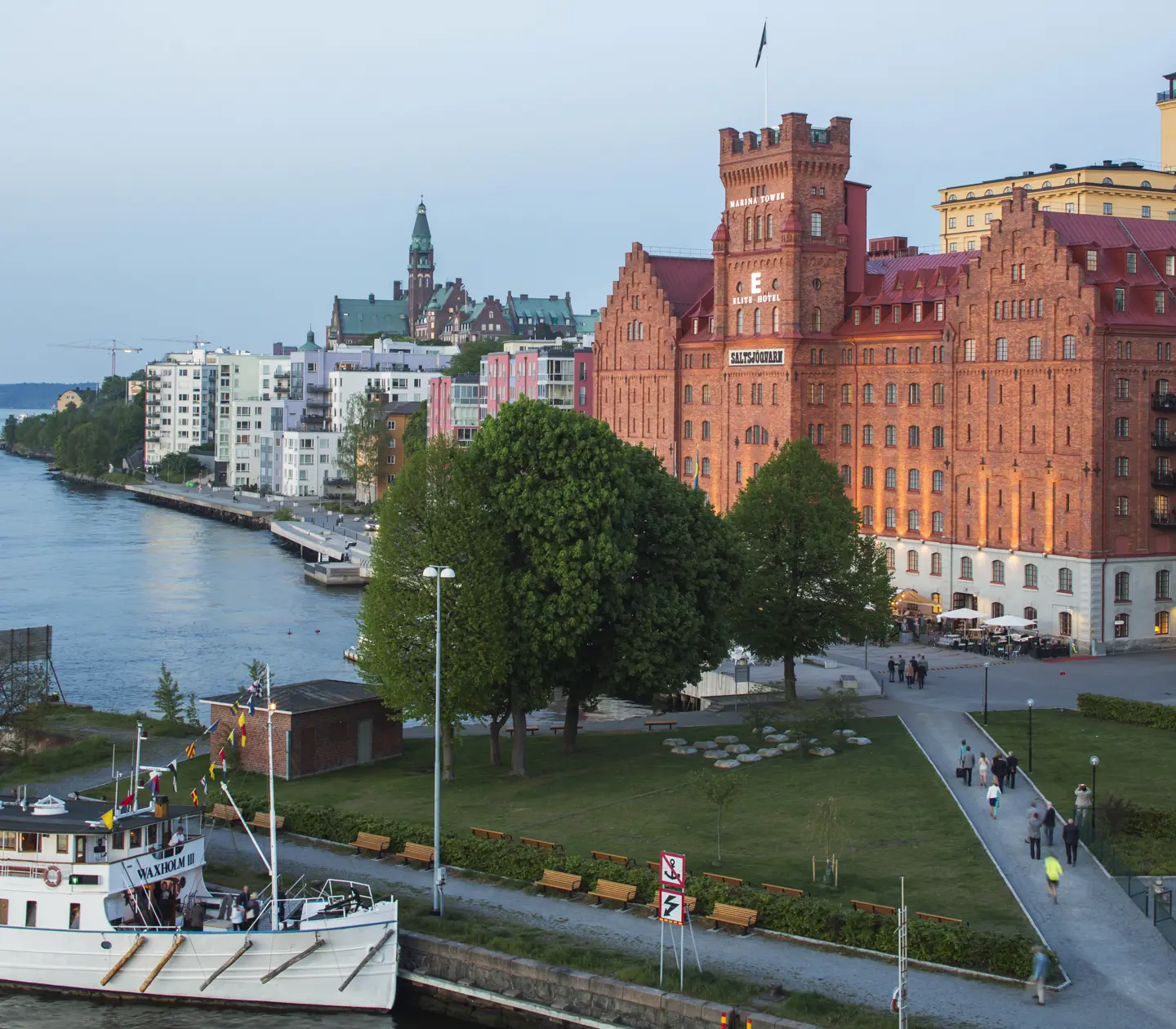 Pampiga kvarnbyggnaden av Elite Hotel Marina Tower med vattnet framför