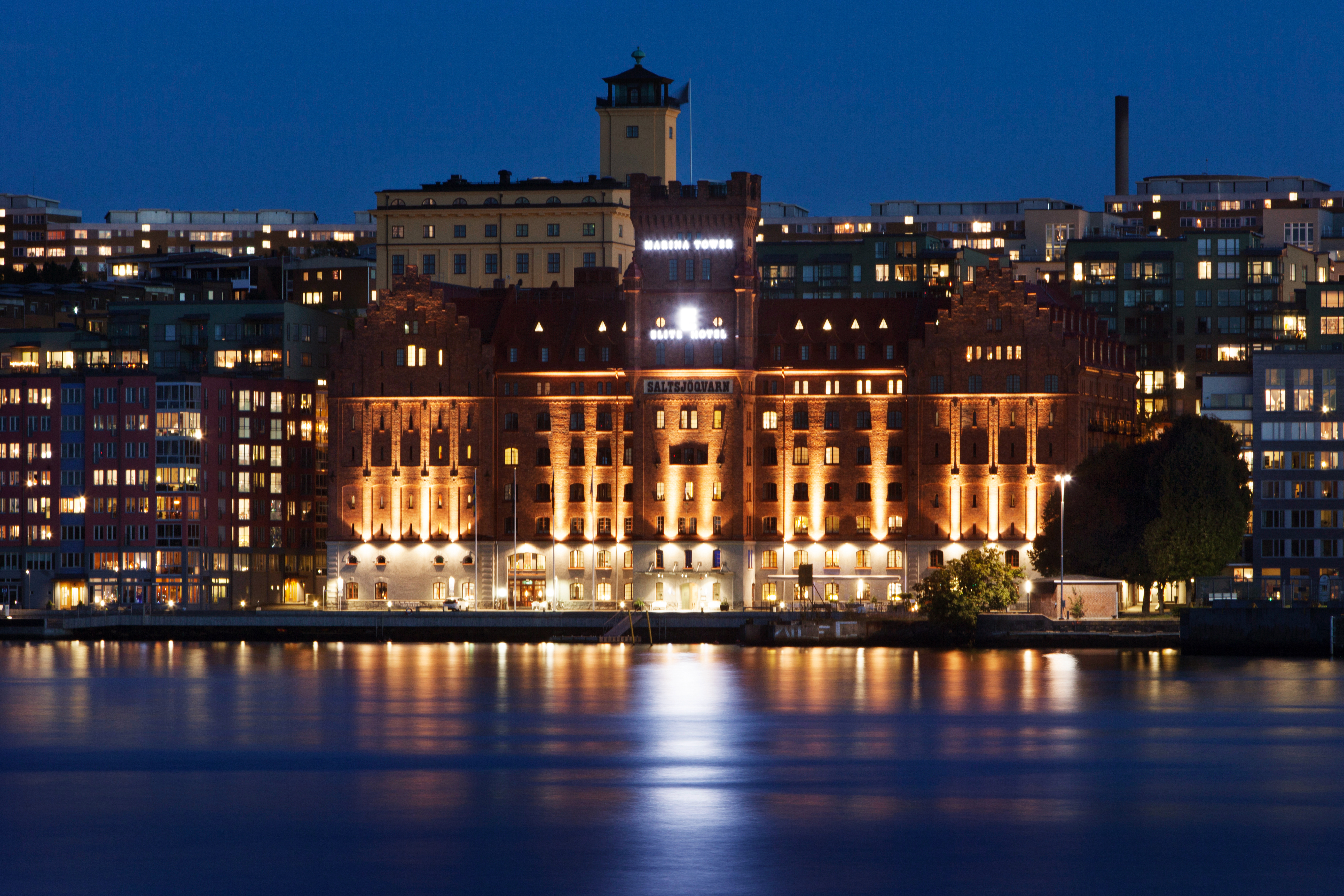 Pampiga kvarnbyggnaden av Elite Hotel Marina Tower i skymning