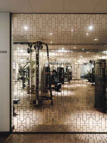 Gym bakom mönstrad glasvägg