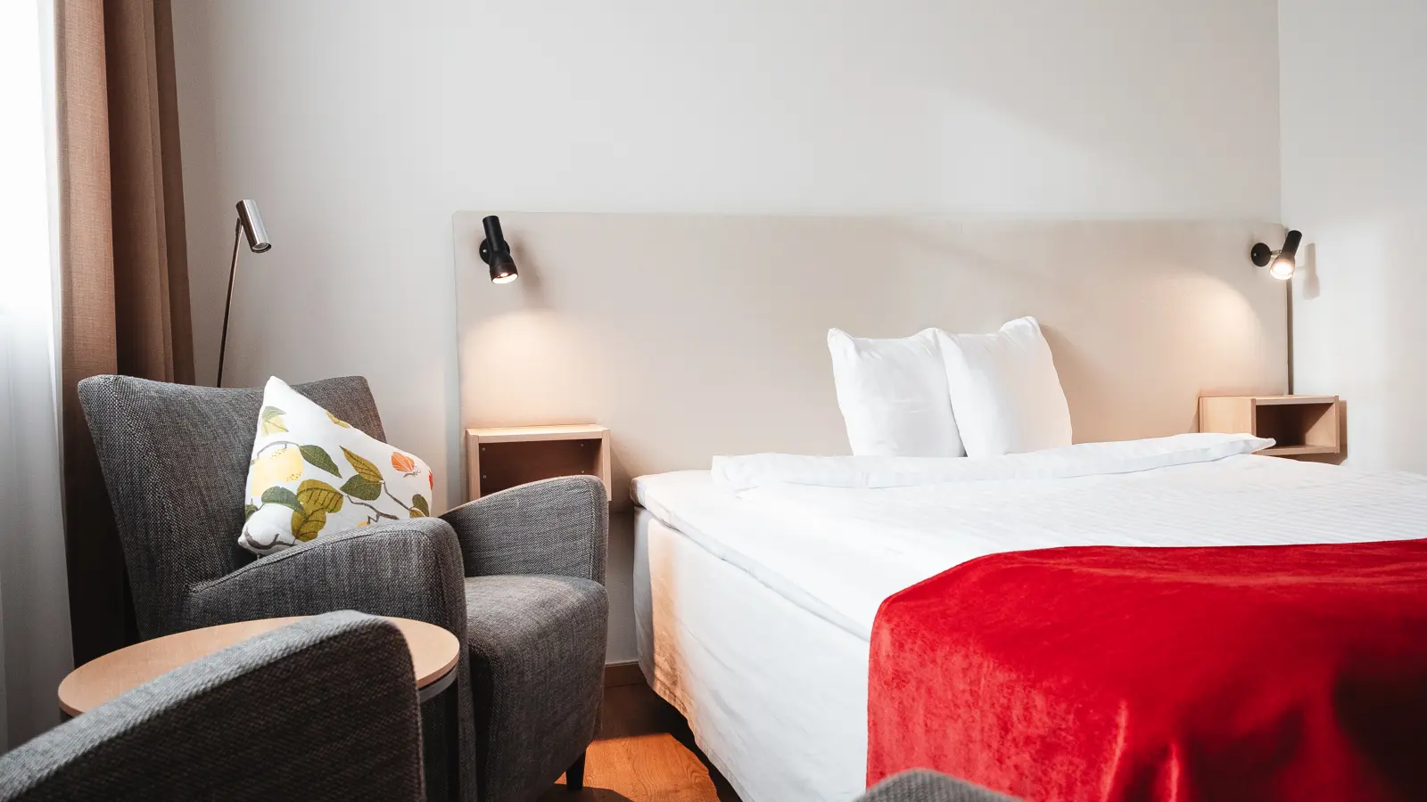 Hotellsäng med rött överkast