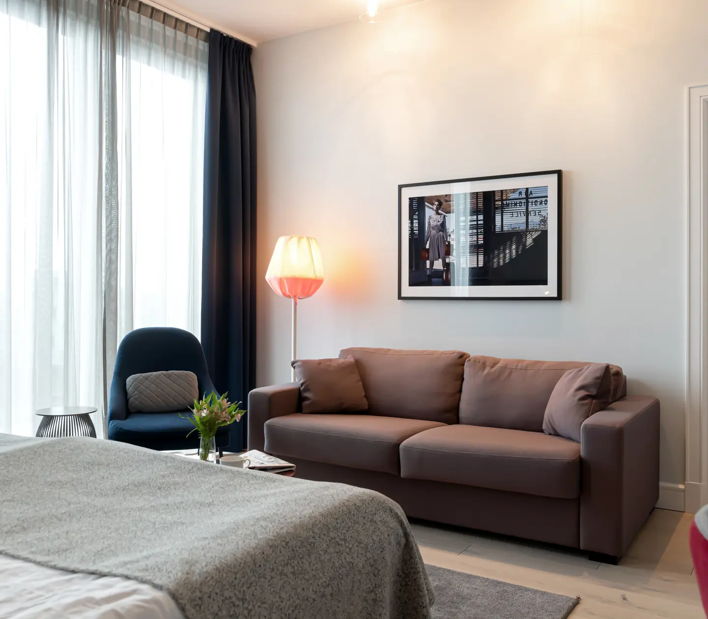 Mysig svit med soffa, fåtölj och stora fönster