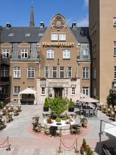 En stor ljusbrun slottsbyggnad i Västerås