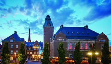 Ett pampigt stadshotell på kvällen