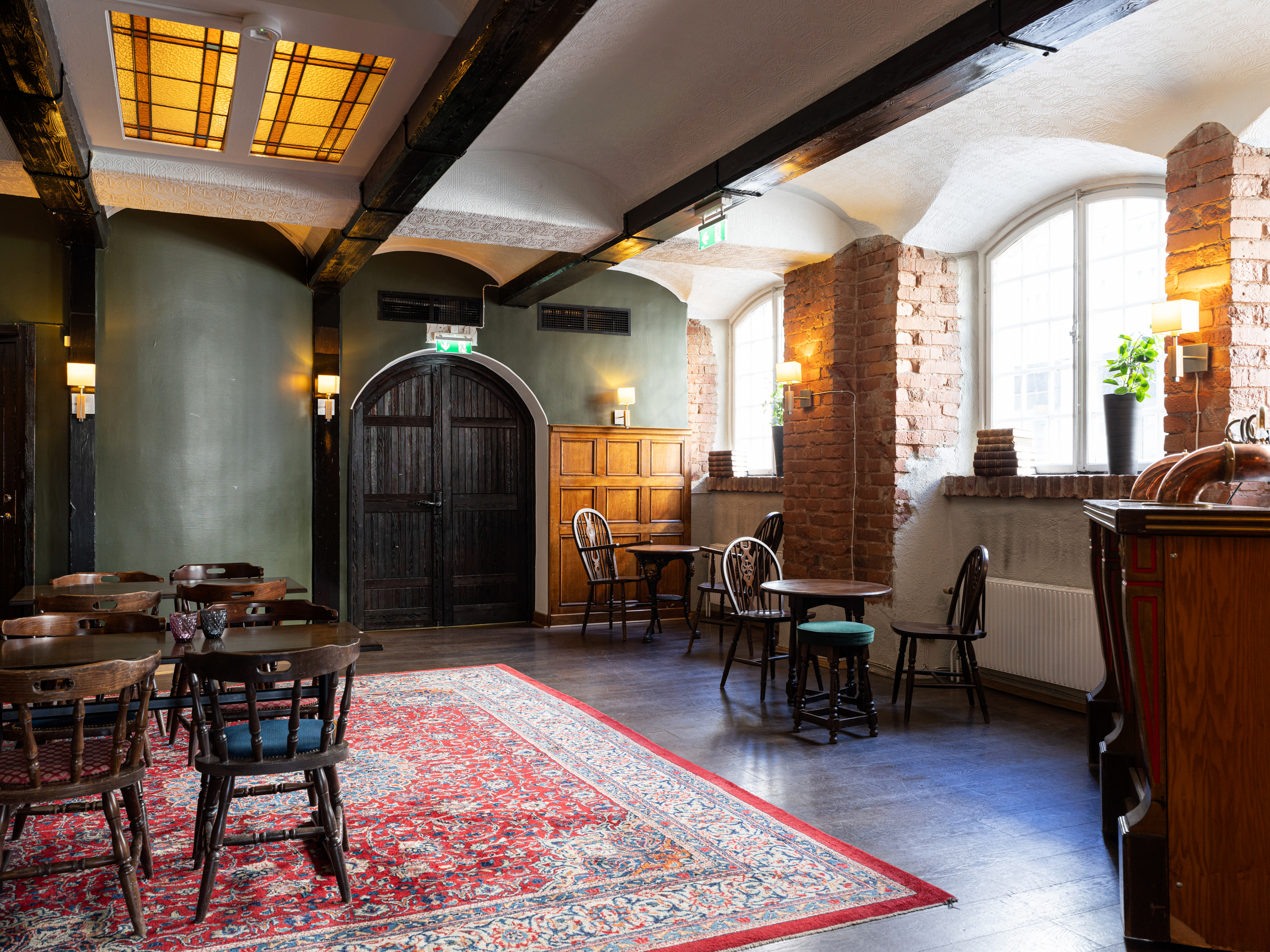 Personer with champange glasses in their hands