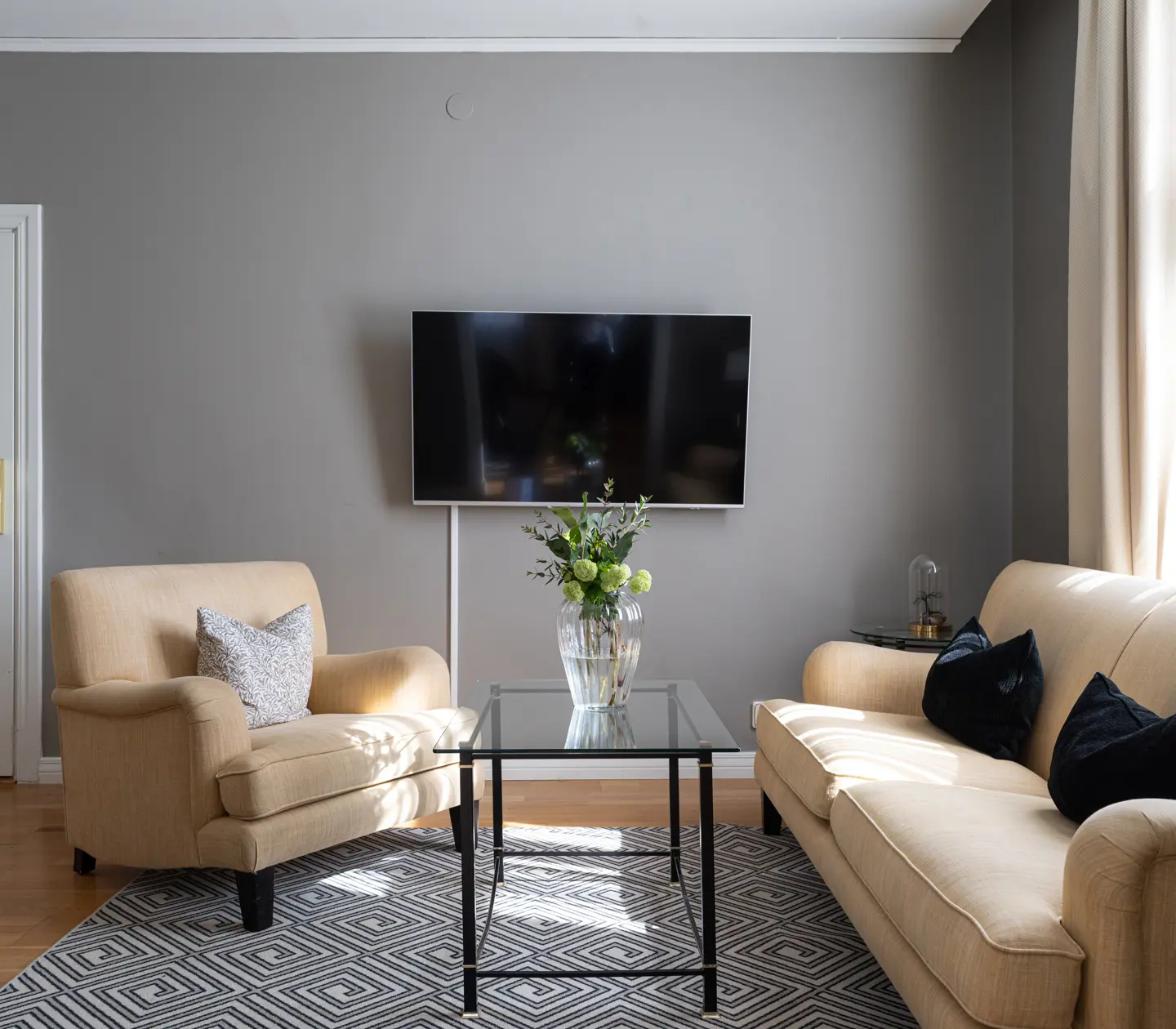 Hotellsäng med ett fönster intill som lyser upp rummet
