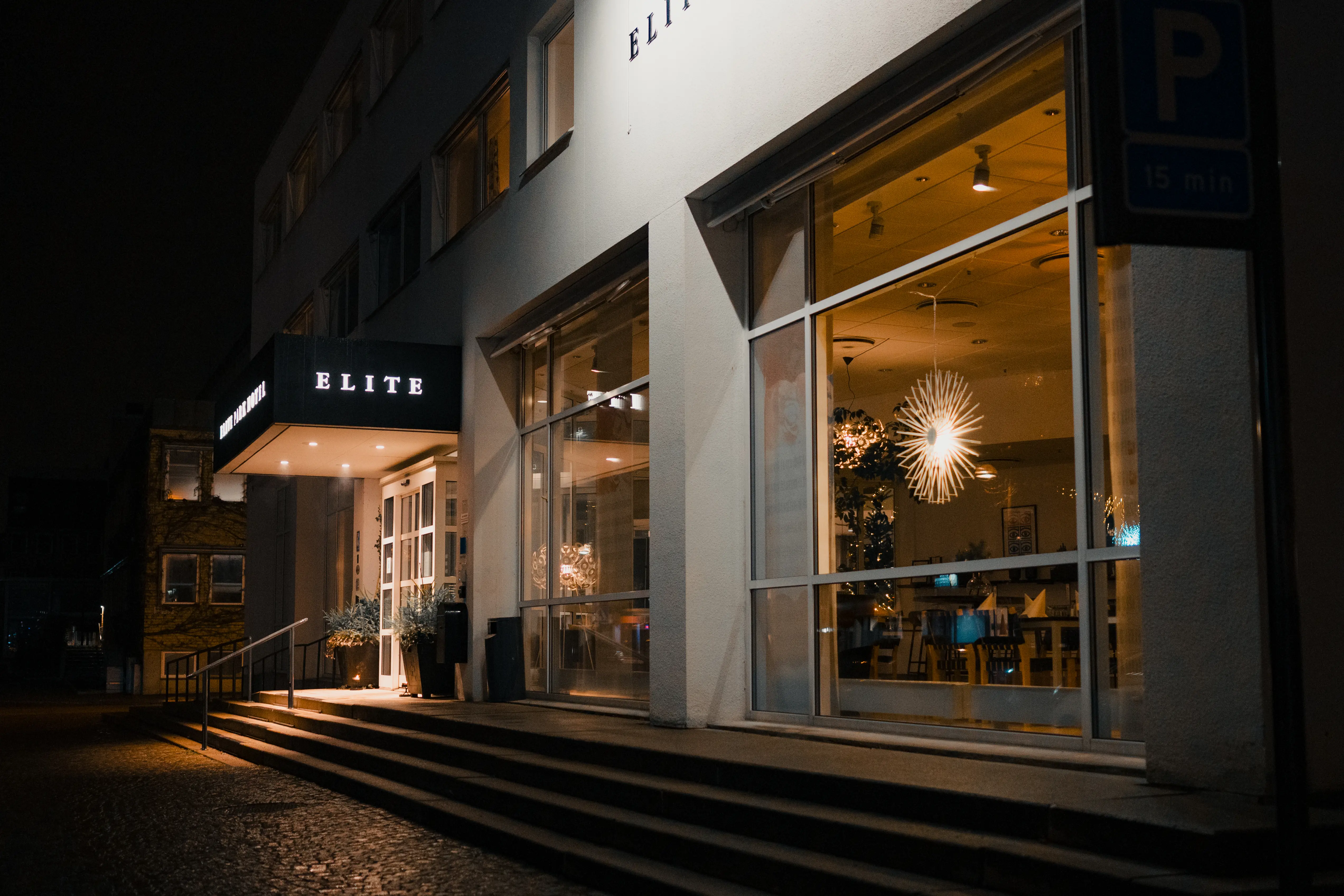 Entrén till Elite Park Hotel med träd utanför