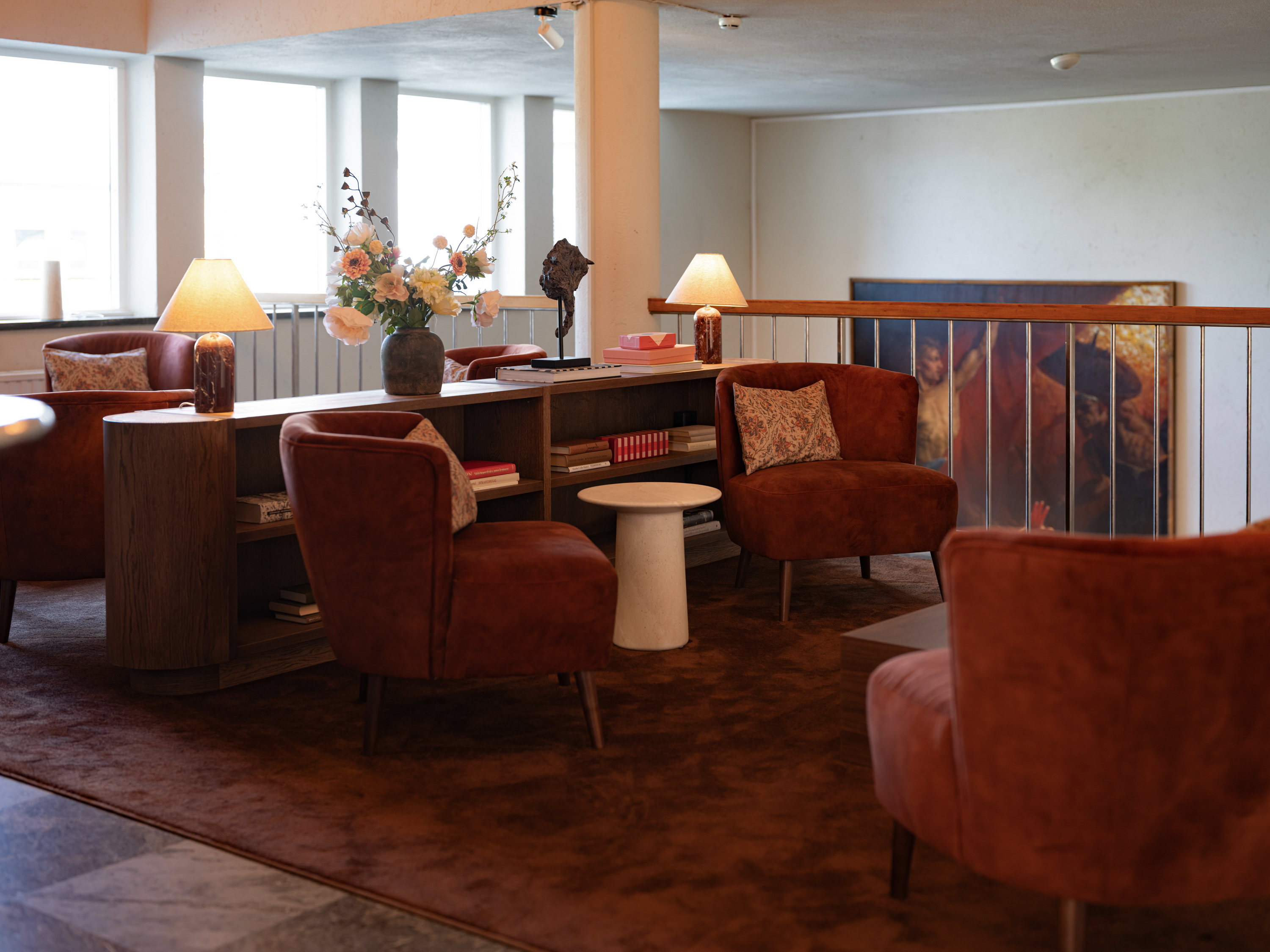 Mysigt loungeområde med fåtöljer och bord