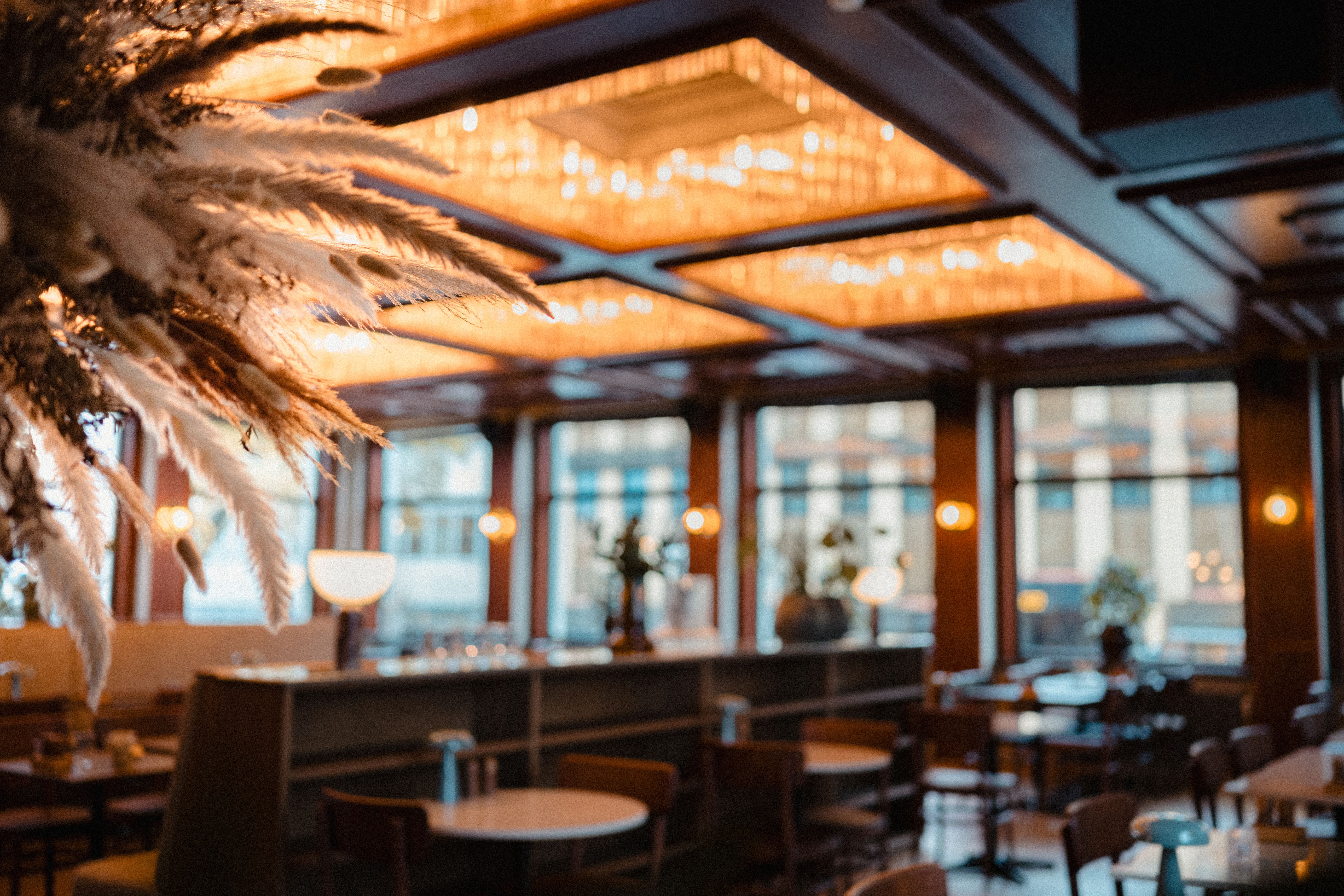 Mysig restaurang med varm belysning