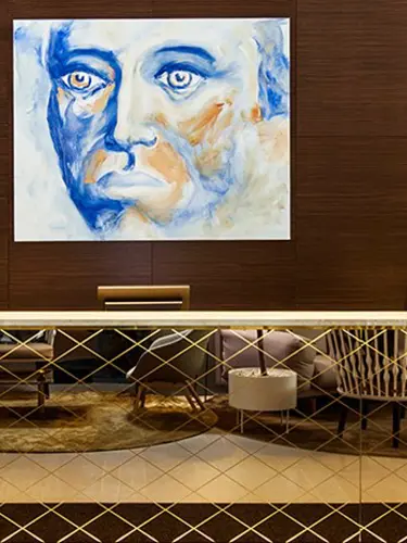 En receptionsdisk med en tavla föreställandes en man över