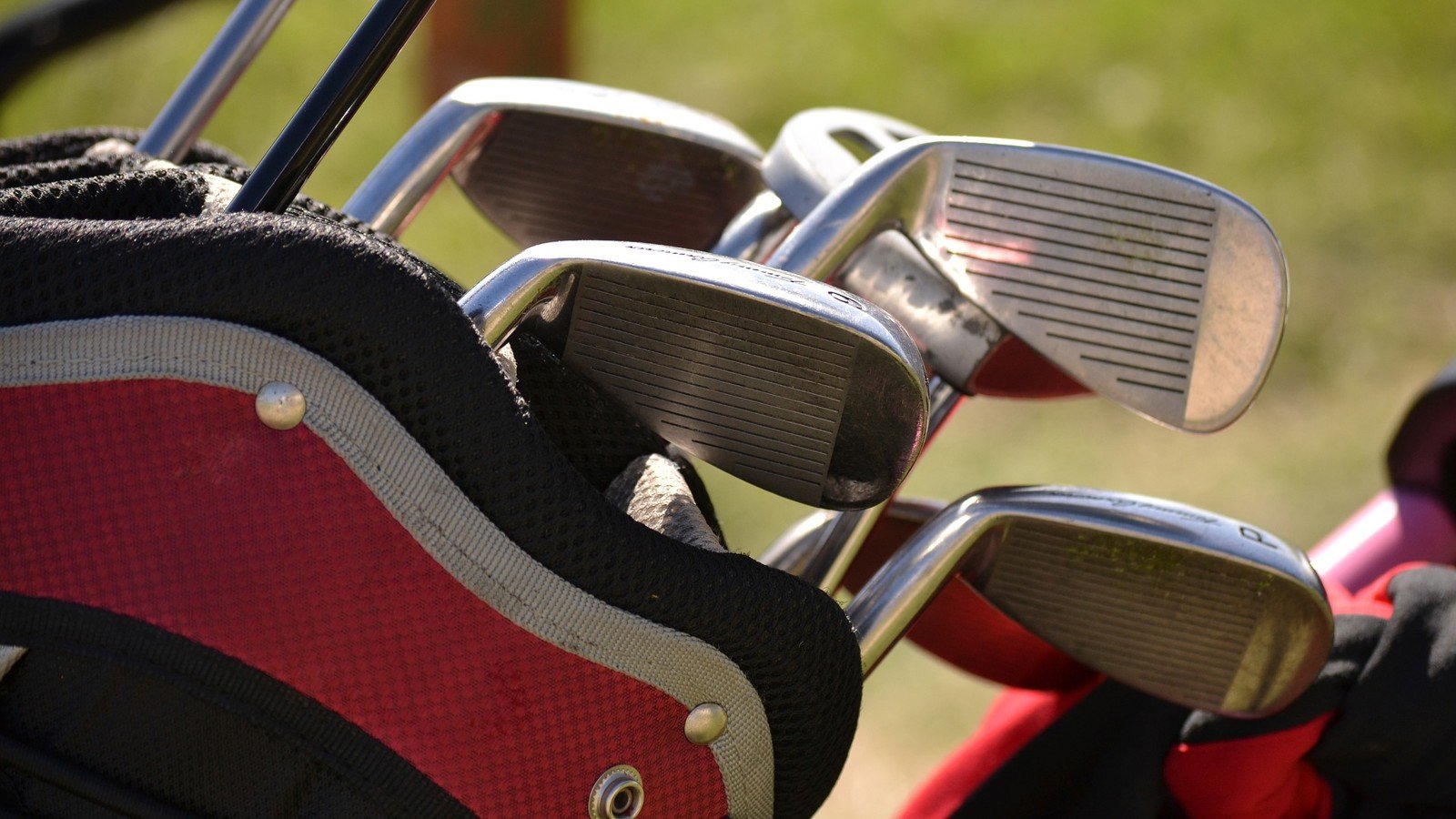 Golfklubbor i en golfbag