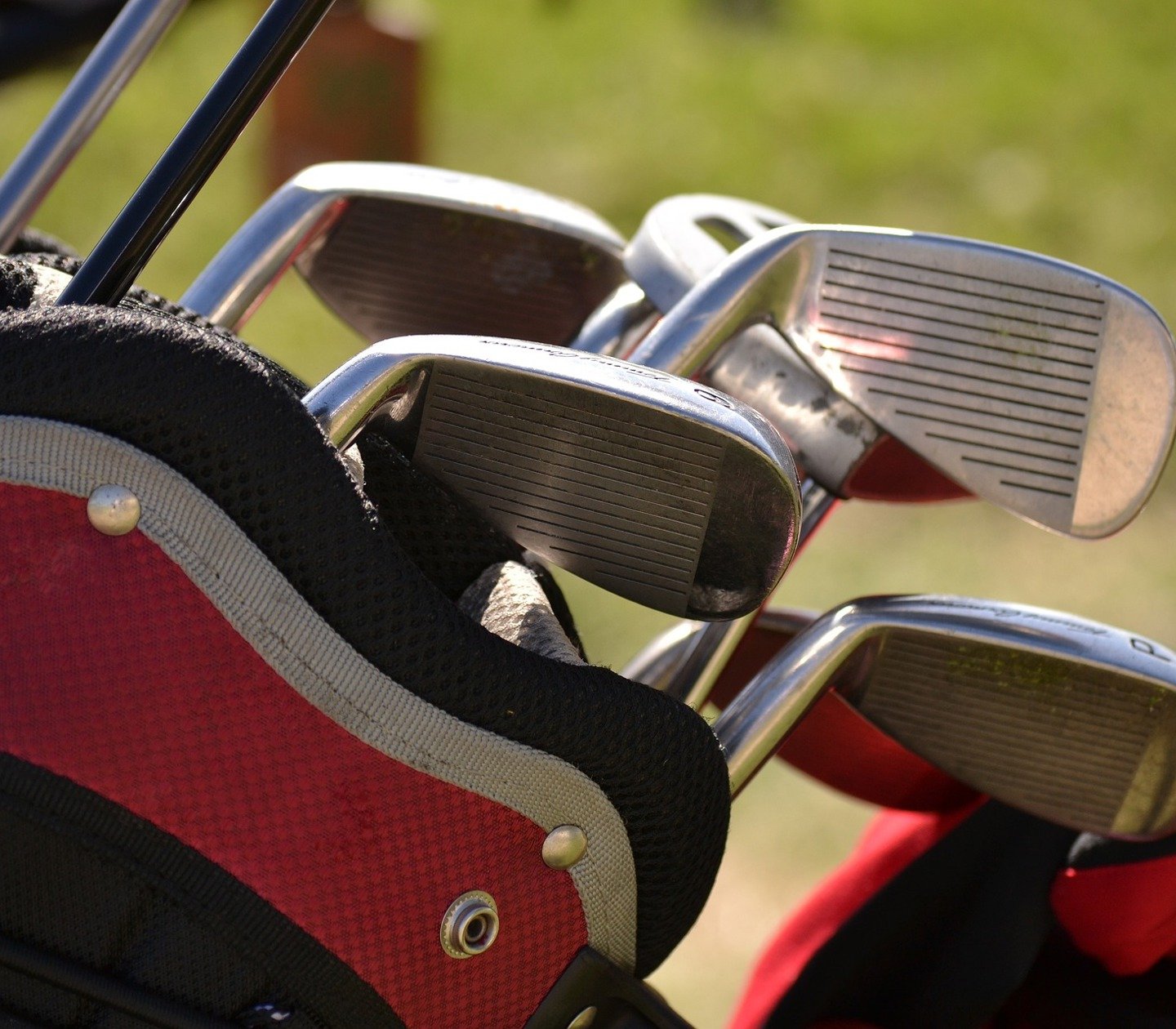 Golfklubbor i en golfbag