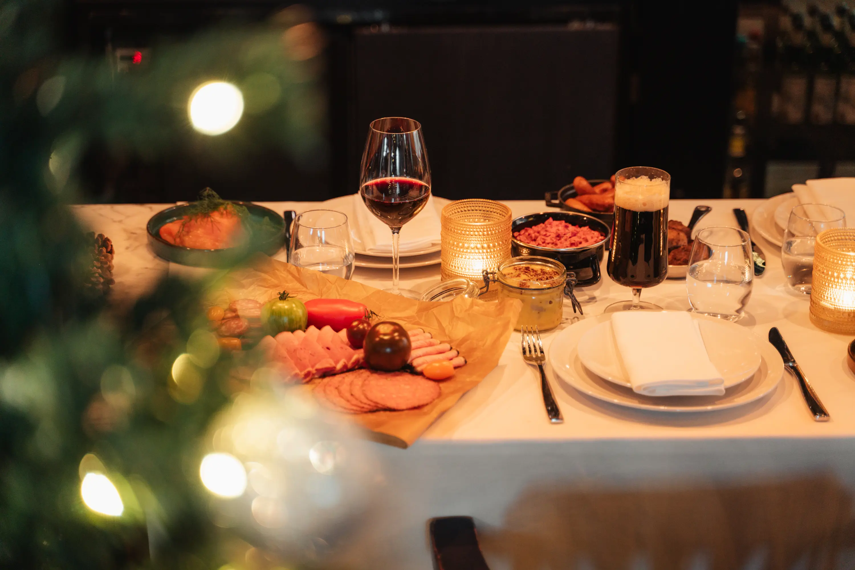 Restaurangbord med juldekorationer